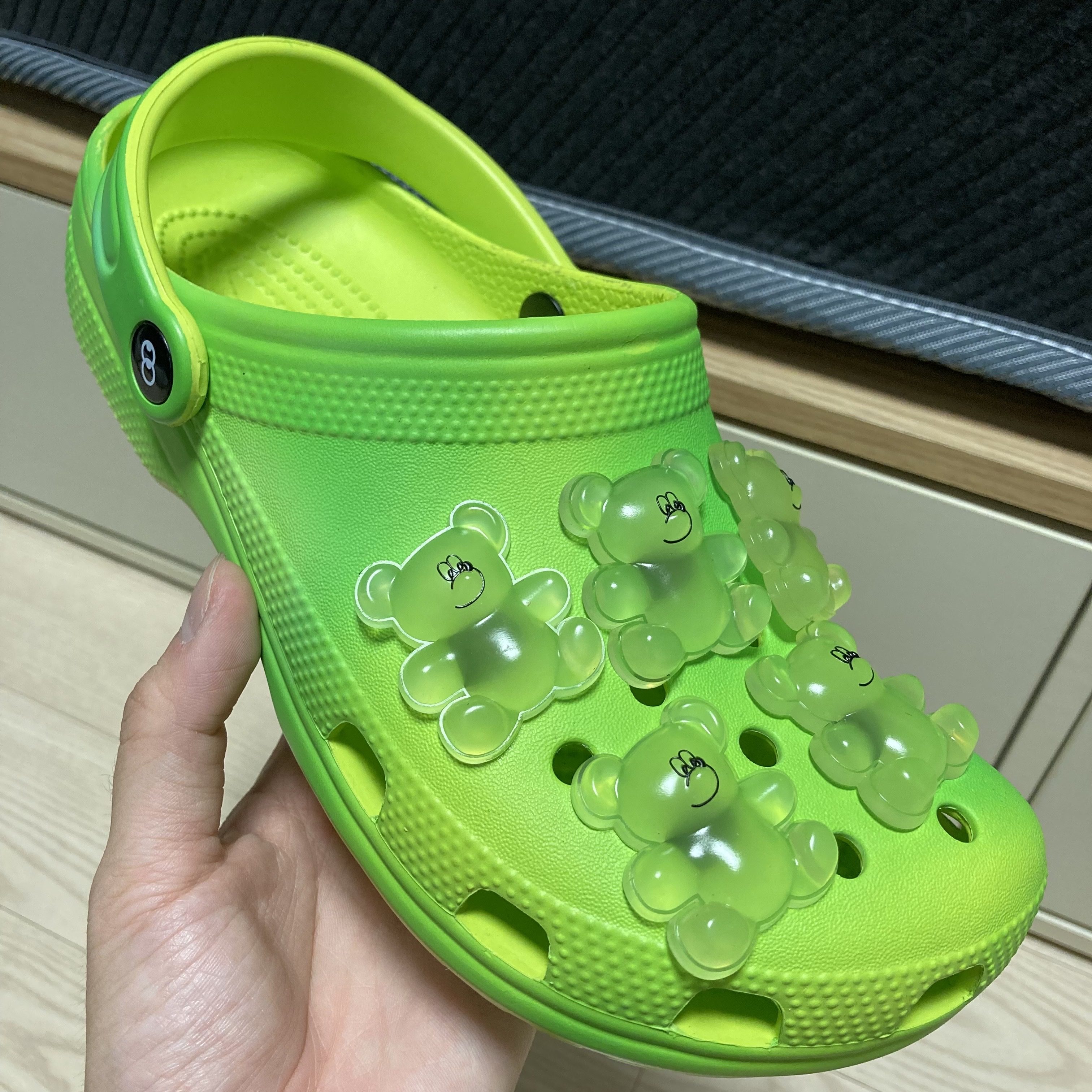 Crocs x Lazy Oaf Classic Clog Frosted Alien Green 착용 스타일 - 2