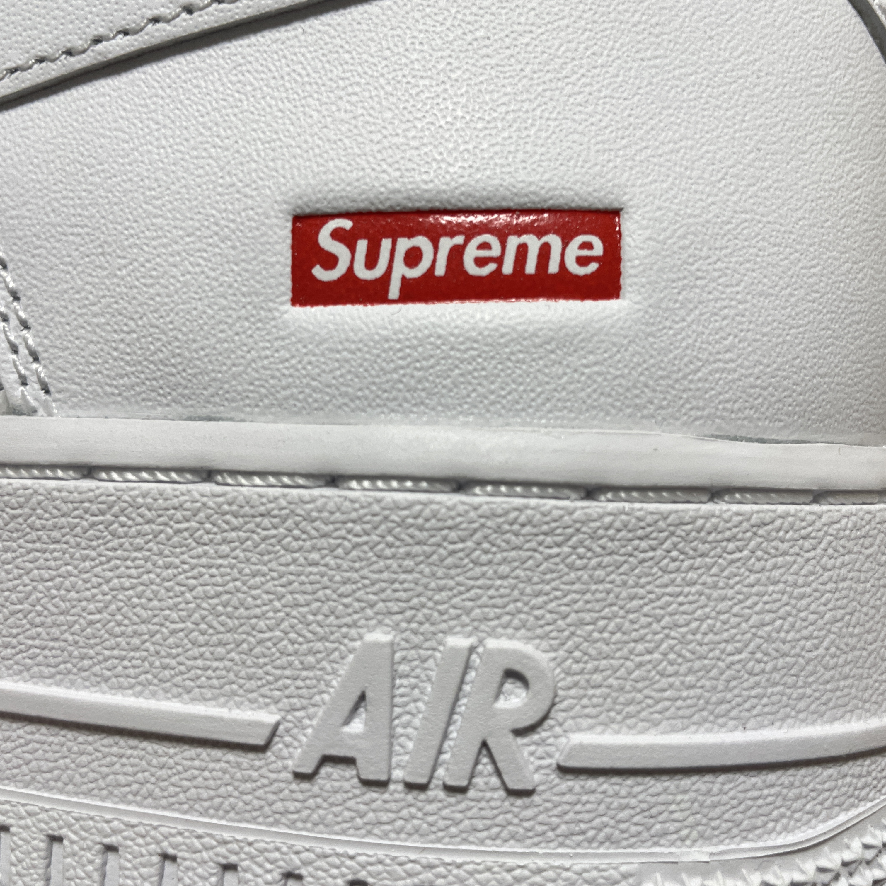 Nike x Supreme Air Force 1 Low White 착용 스타일 - 2