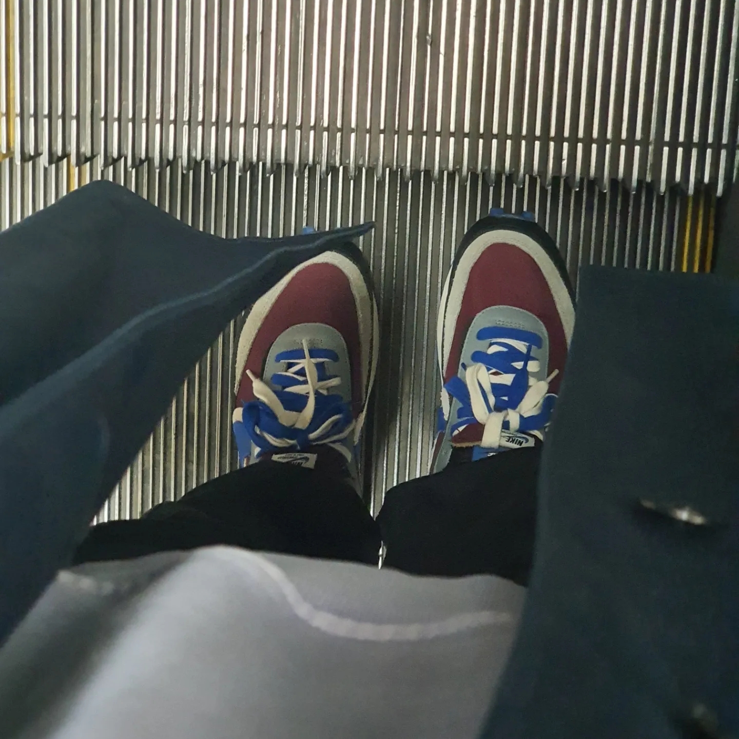 Nike x Sacai x Undercover LDWaffle Night Maroon Team Royal 착용 스타일 - 2