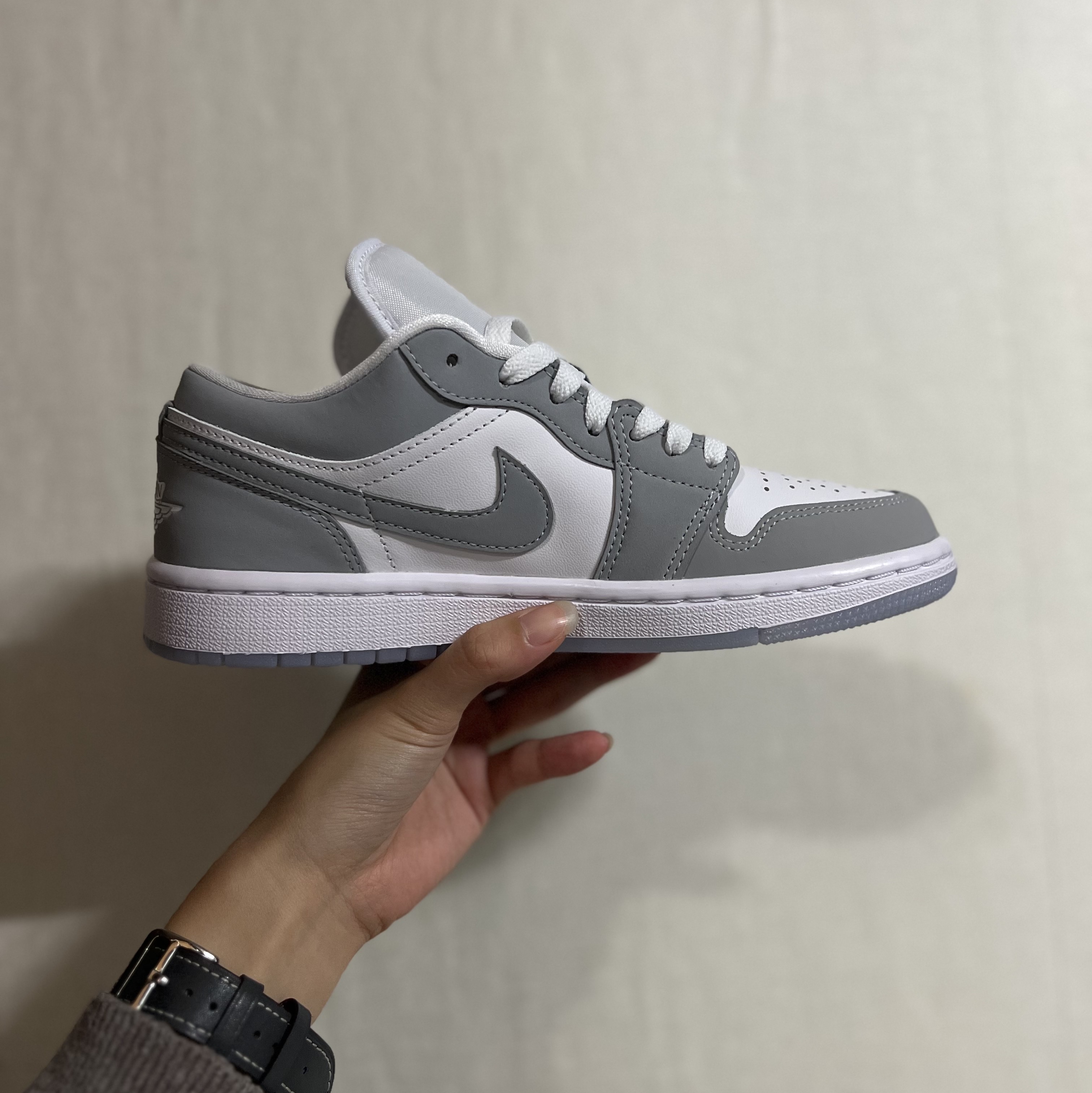 (W) Jordan 1 Low White Wolf Grey 착용 스타일 - 2