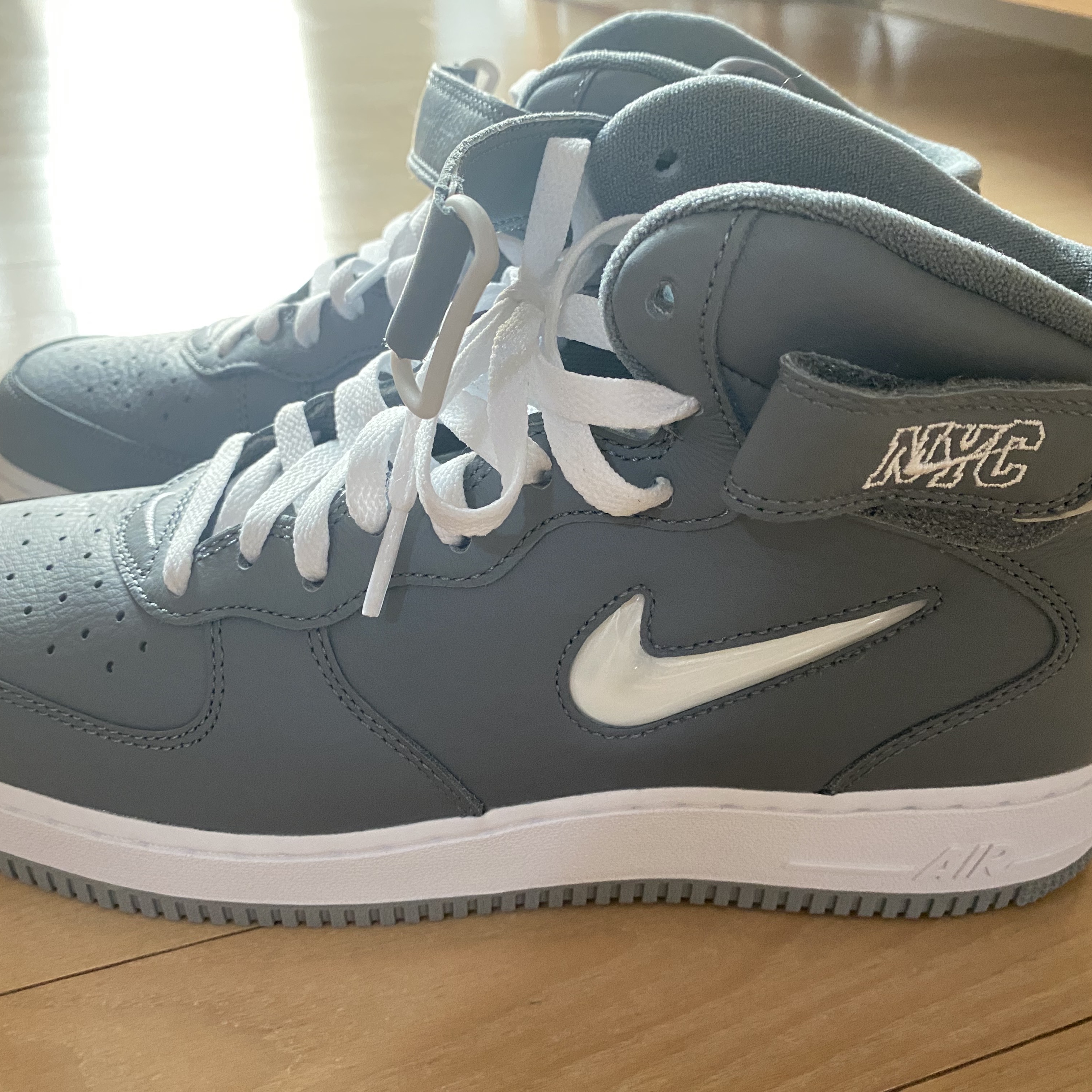 Nike Air Force 1 Mid QS NYC Cool Grey 착용 스타일 - 2