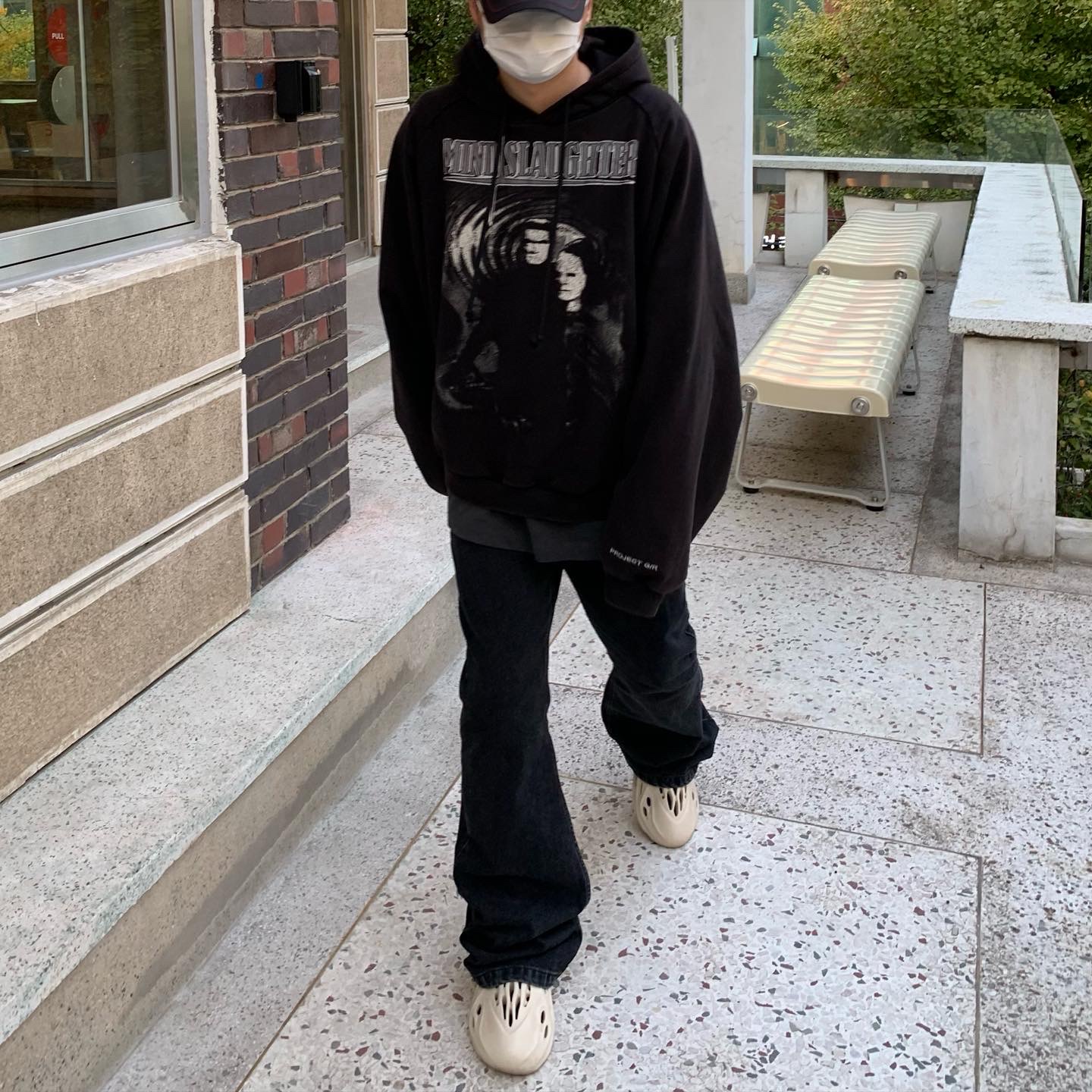 Adidas Yeezy Foam RNNR Sand, Project G/R Mind Slaughter Vintage Washeed Hoodie Black 착용 스타일 - 1