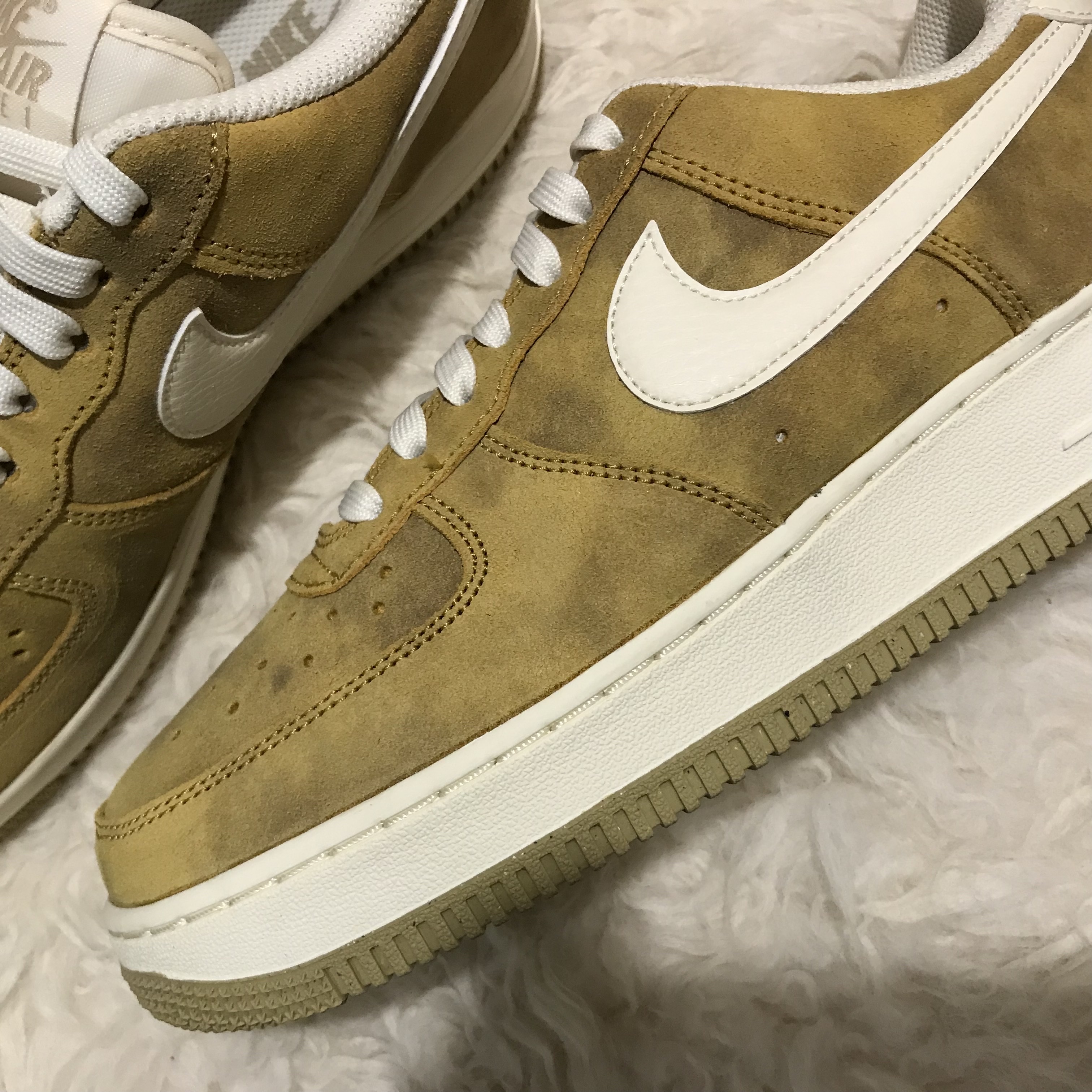 Nike Air Force 1 '07 Sanded Gold 착용 스타일 - 2