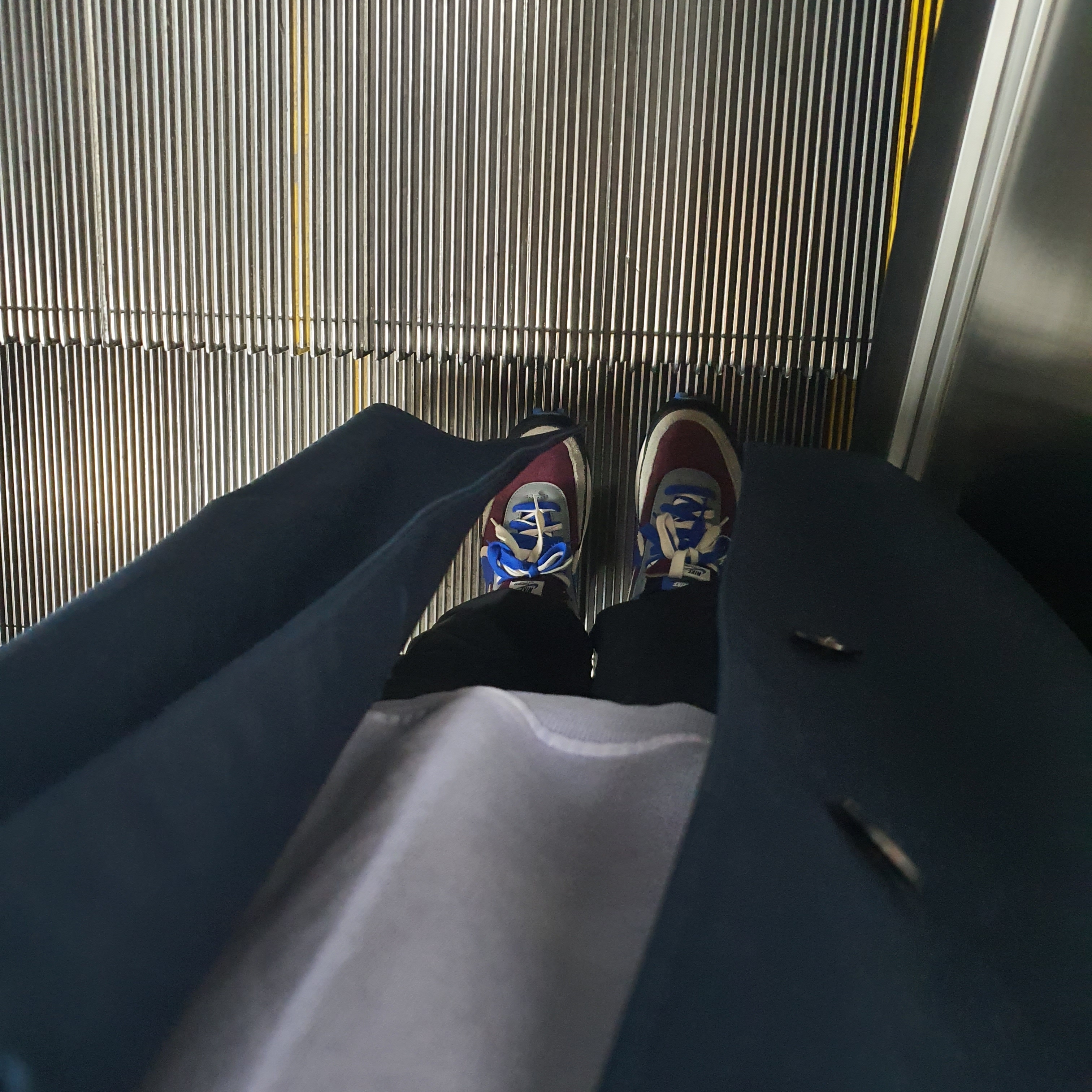 Nike x Sacai x Undercover LDWaffle Night Maroon Team Royal 착용 스타일 - 3