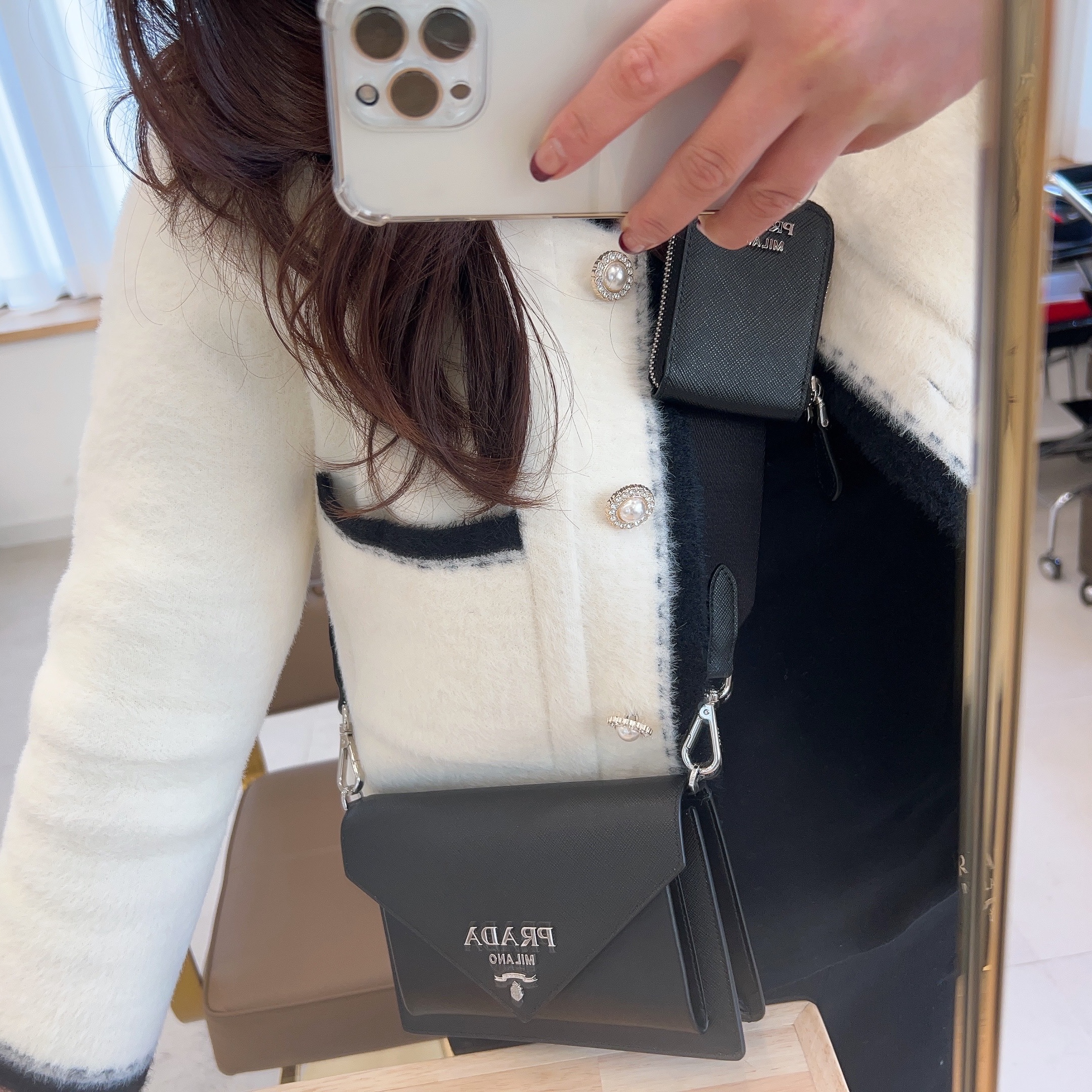 Prada Saffiano Leather Mini Envelope Bag Black 착용 스타일 - 1