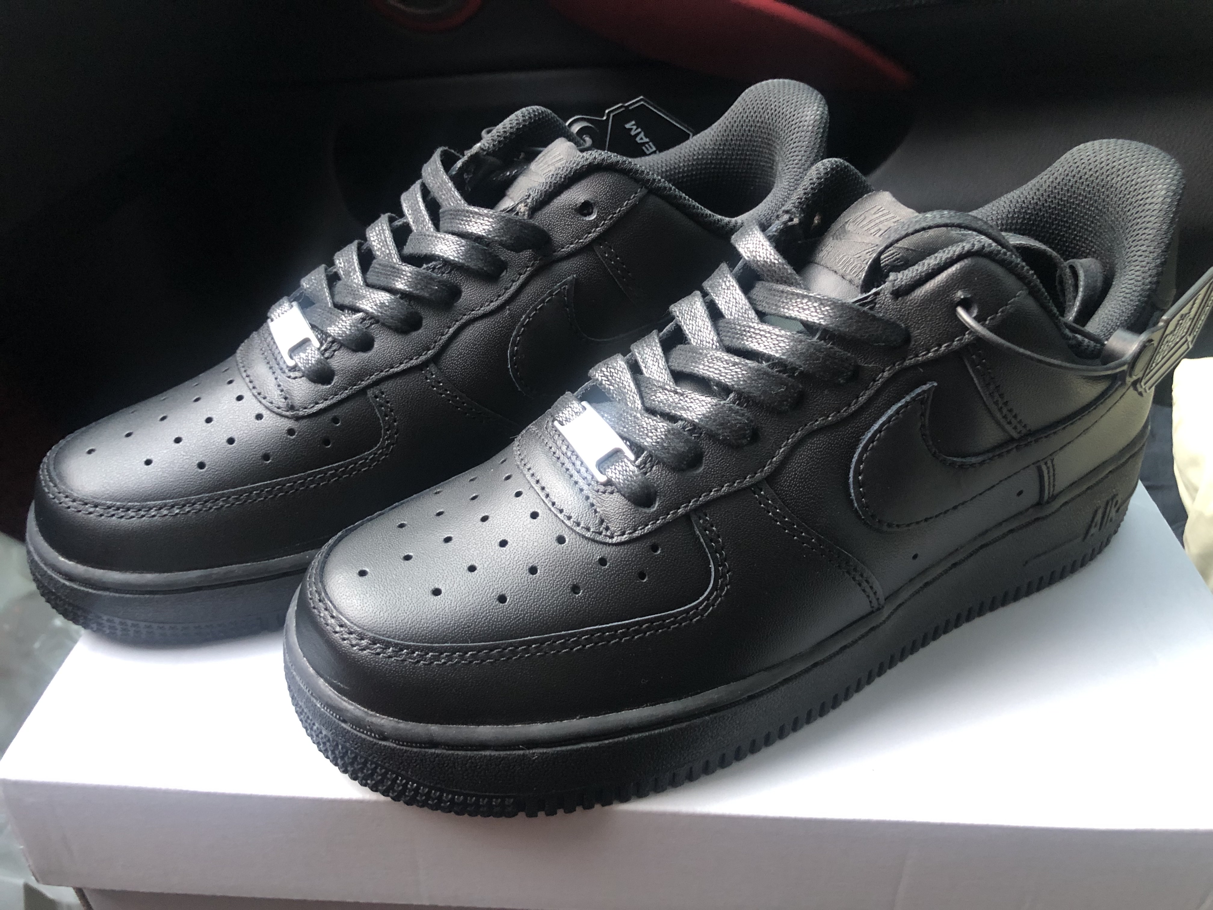 Nike Air Force 1 '07 Low Triple Black 착용 스타일 - 2