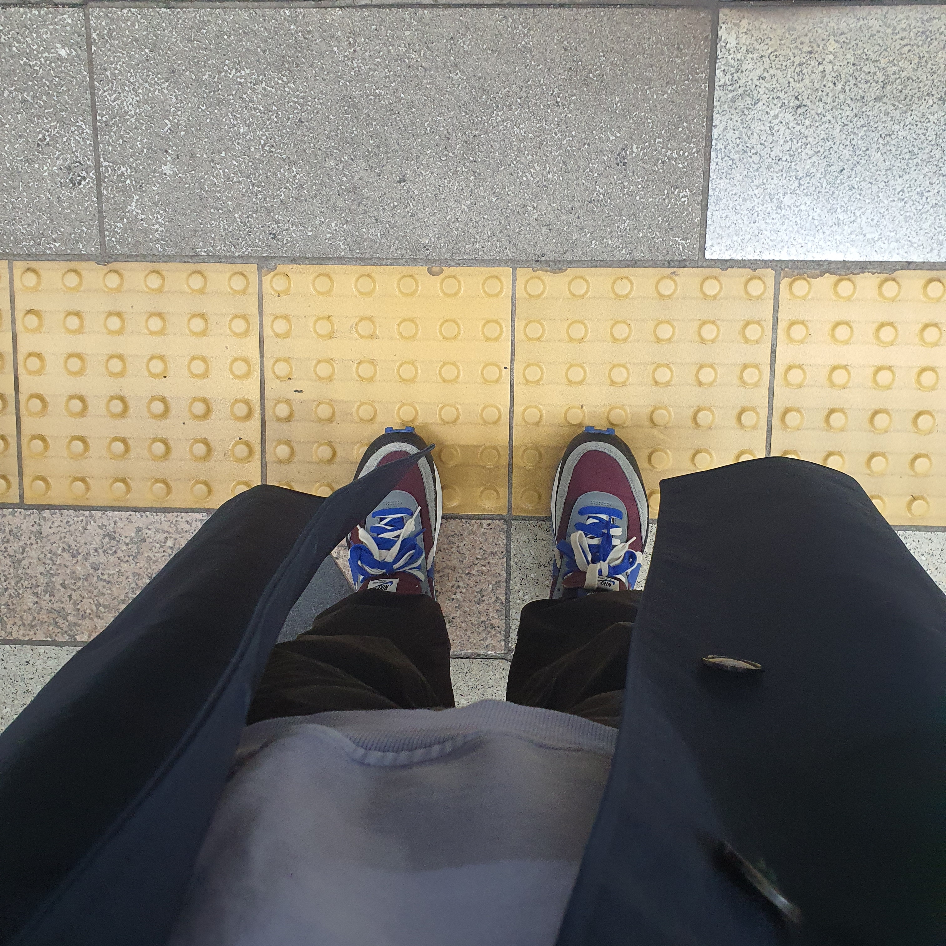 Nike x Sacai x Undercover LDWaffle Night Maroon Team Royal 착용 스타일 - 1