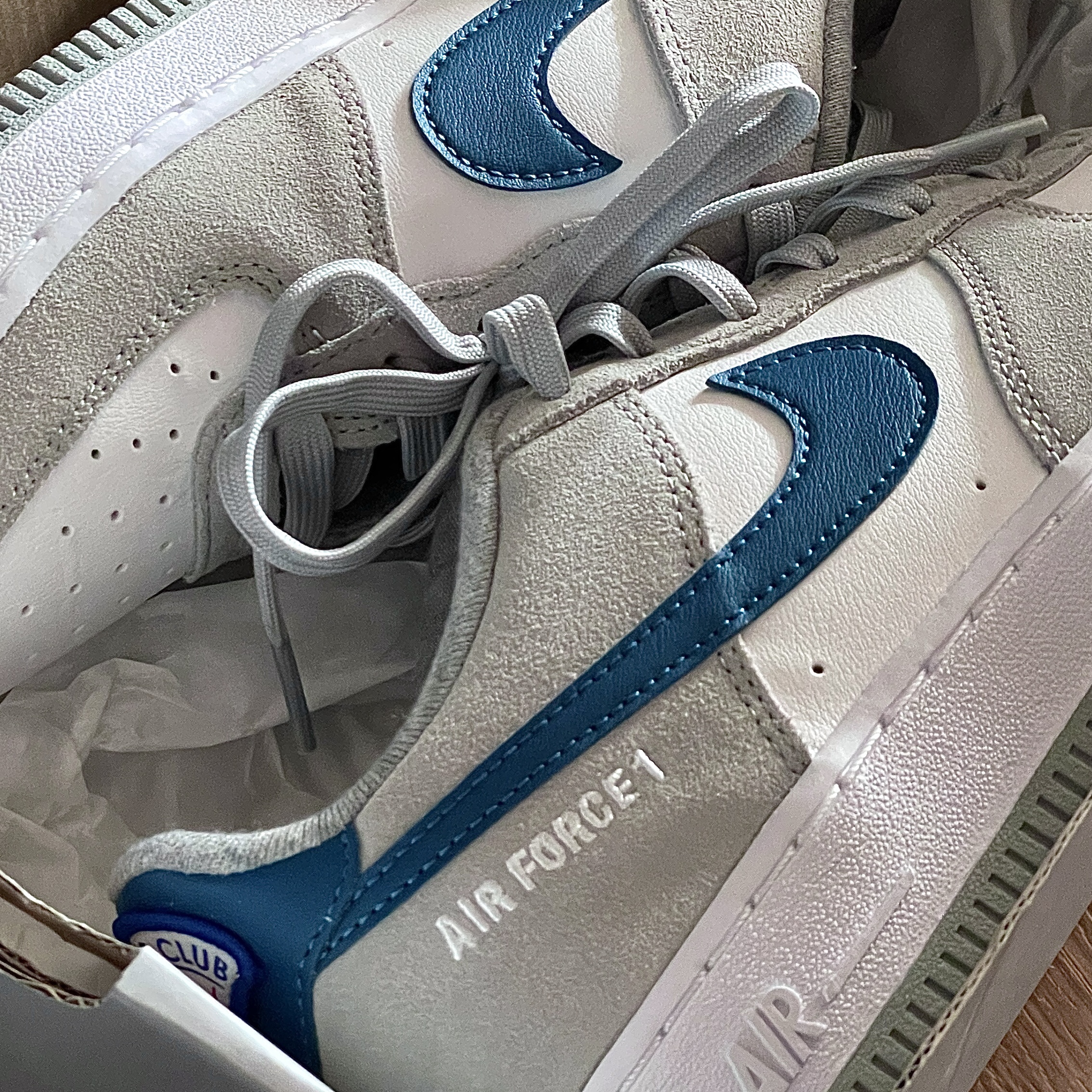 (GS) Nike Air Force 1 LV8 Athletic Club Light Smoke Grey Marina 착용 스타일