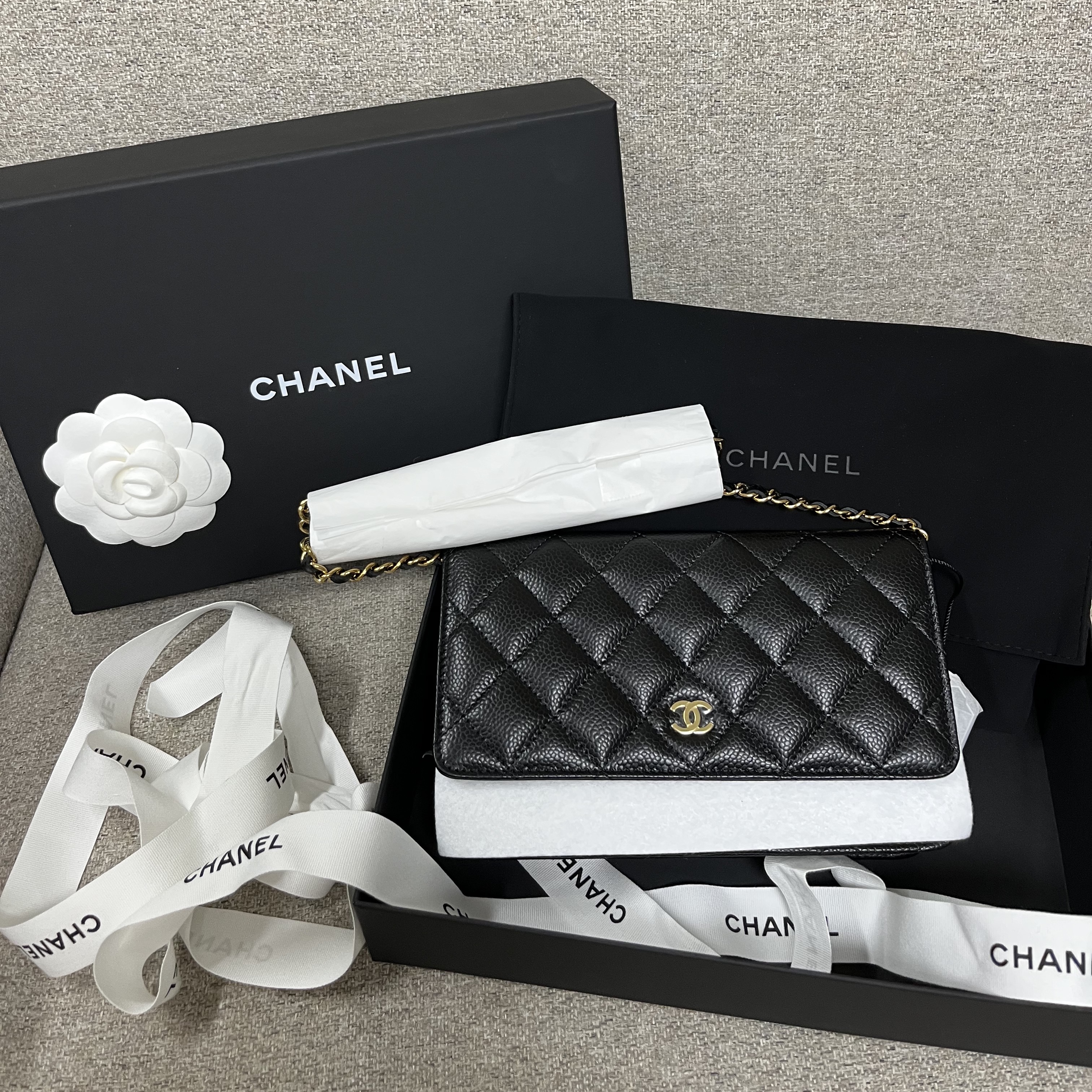 Chanel Classic Wallet On Chain Grained Calfskin & Gold Black 착용 스타일