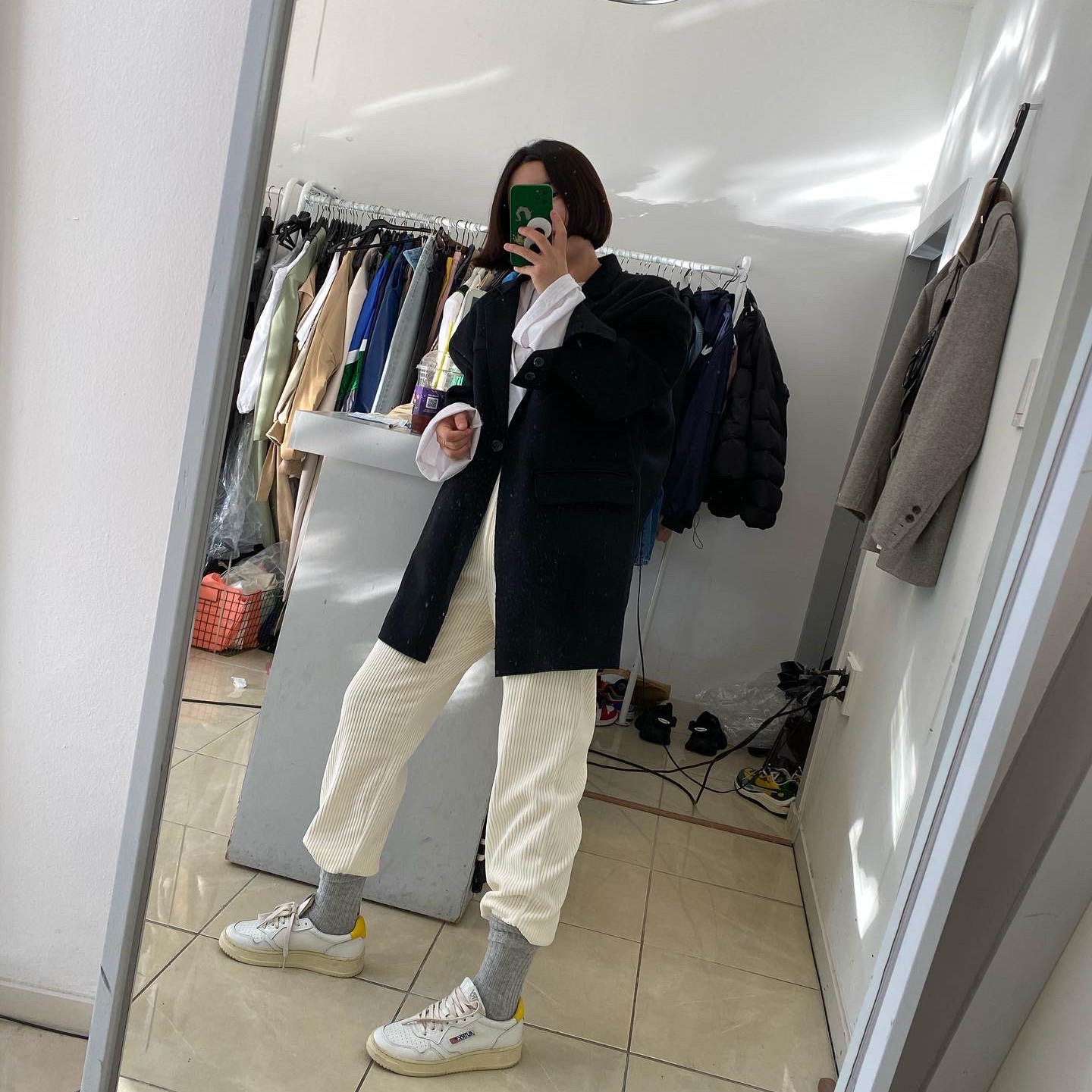 Autry Medalist Low Leather Sneakers White Yellow 착용 스타일