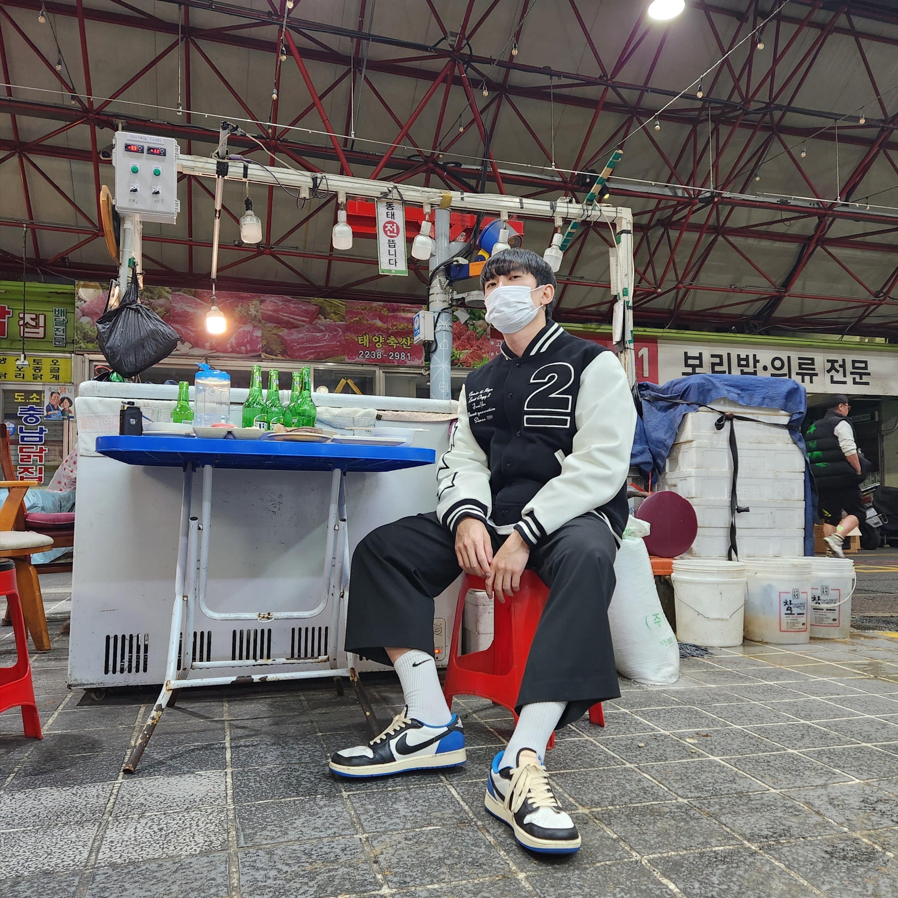 Human Made x Undercover Last Orgy 2 Varsity Jacket Black, Jordan 1 x Travis Scott x Fragment Retro Low OG SP Military Blue 착용 스타일