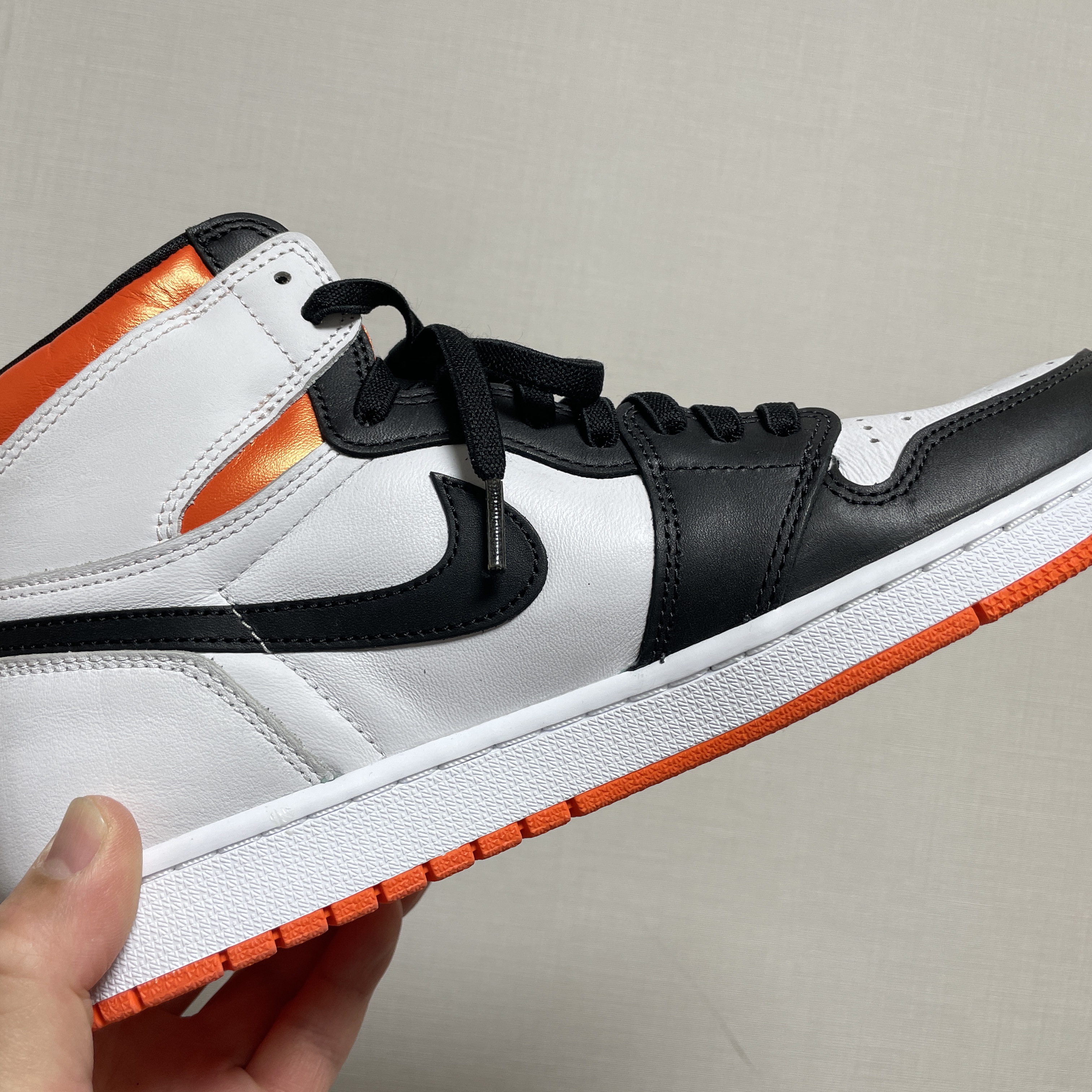 Jordan 1 Retro High OG Electro Orange 착용 스타일 - 1