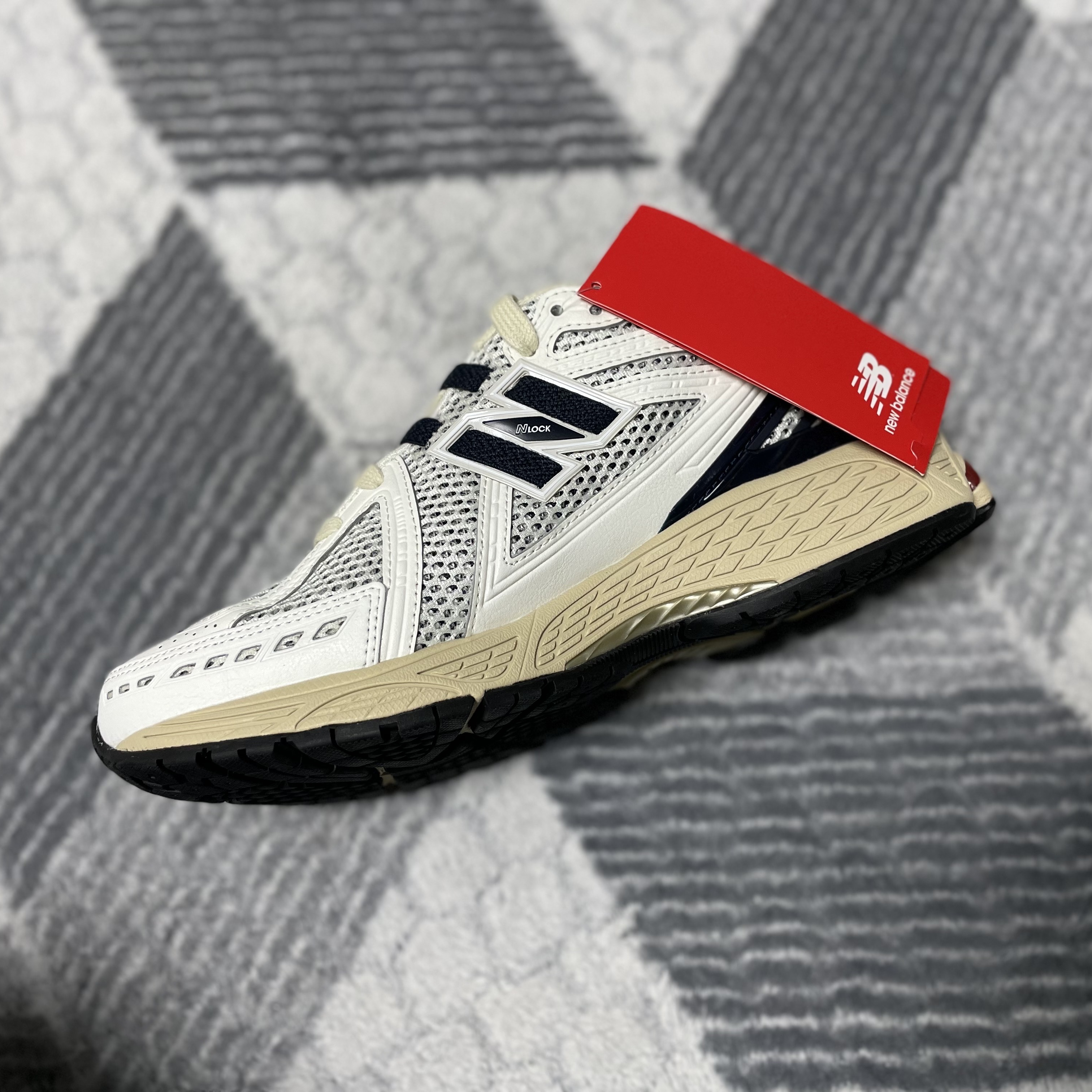 New Balance 1906R Black Red 착용 스타일 - 5