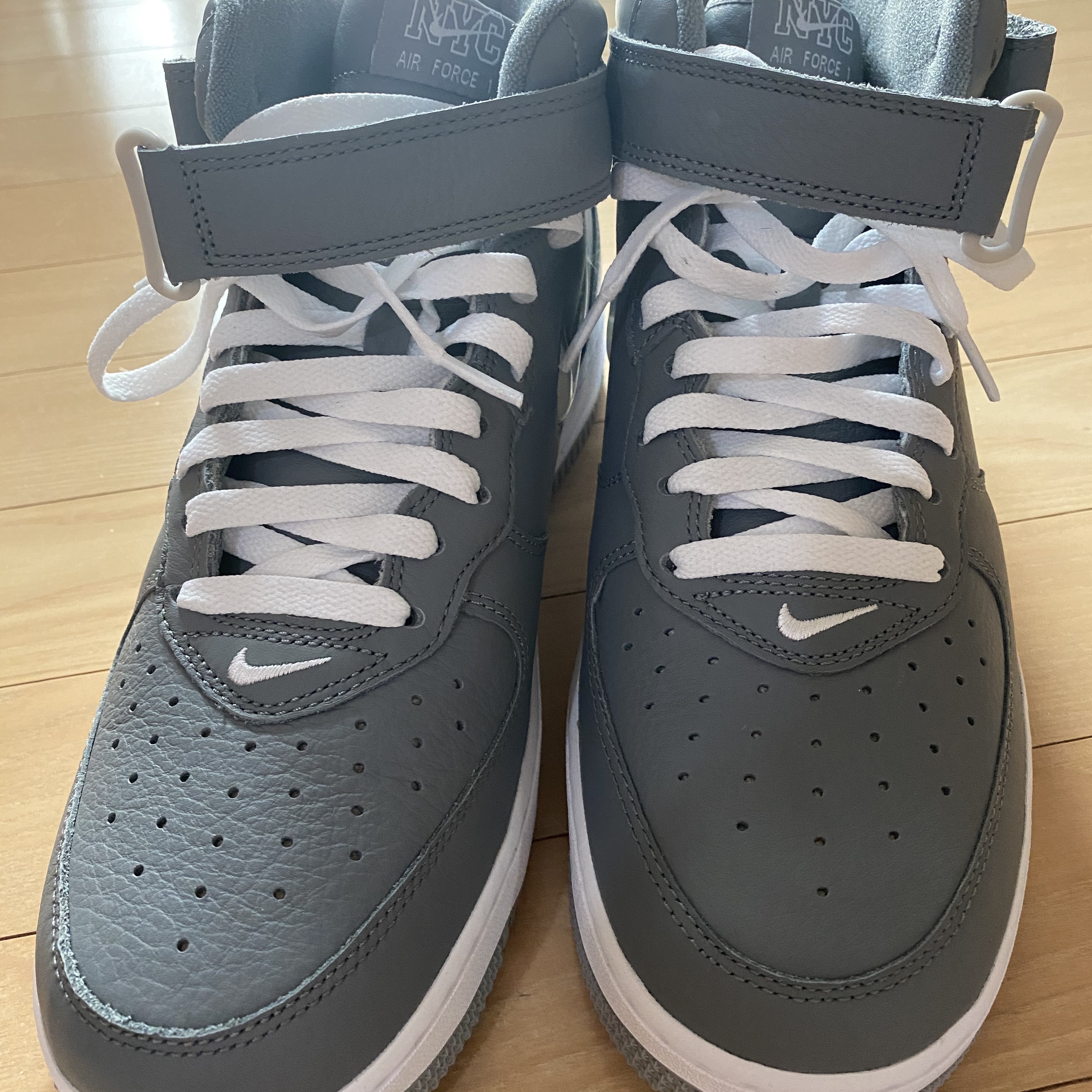 Nike Air Force 1 Mid QS NYC Cool Grey 착용 스타일 - 3