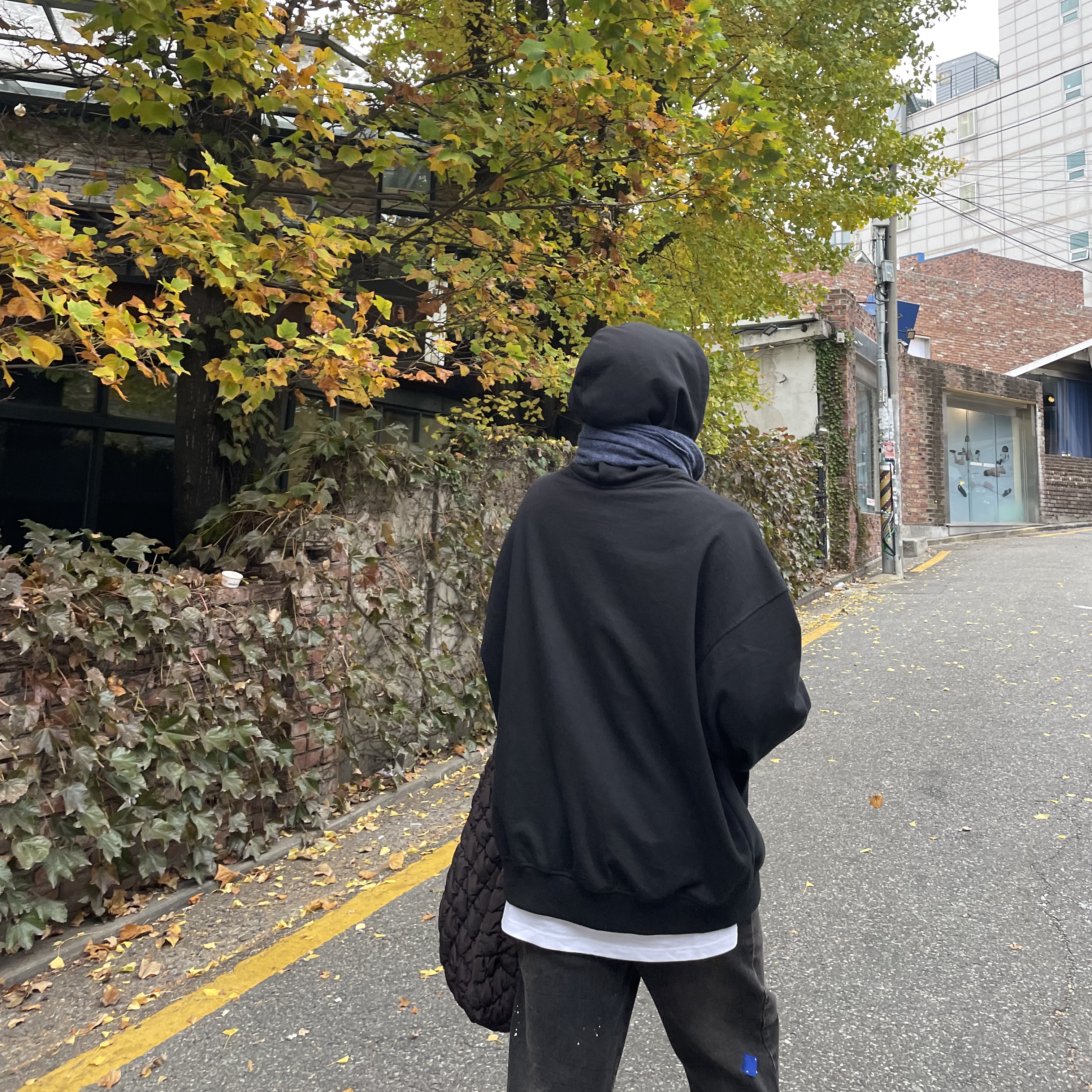 Maison Mihara Yasuhiro Blakey OG Sole Canvas Low-top Sneakers Black White, COS Quilted Oversized Shoulder Bag Brown 착용 스타일 - 2