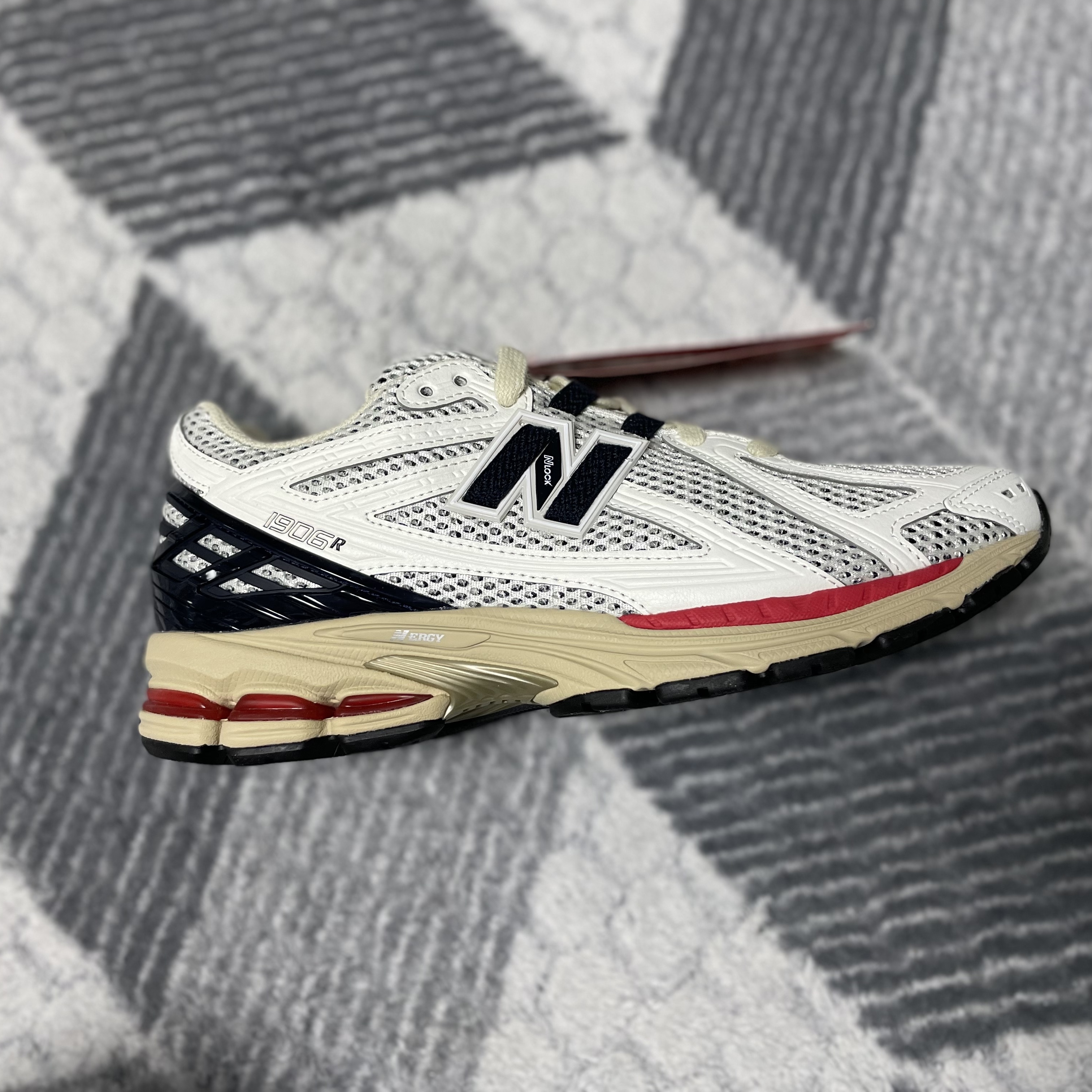 New Balance 1906R Black Red 착용 스타일 - 1