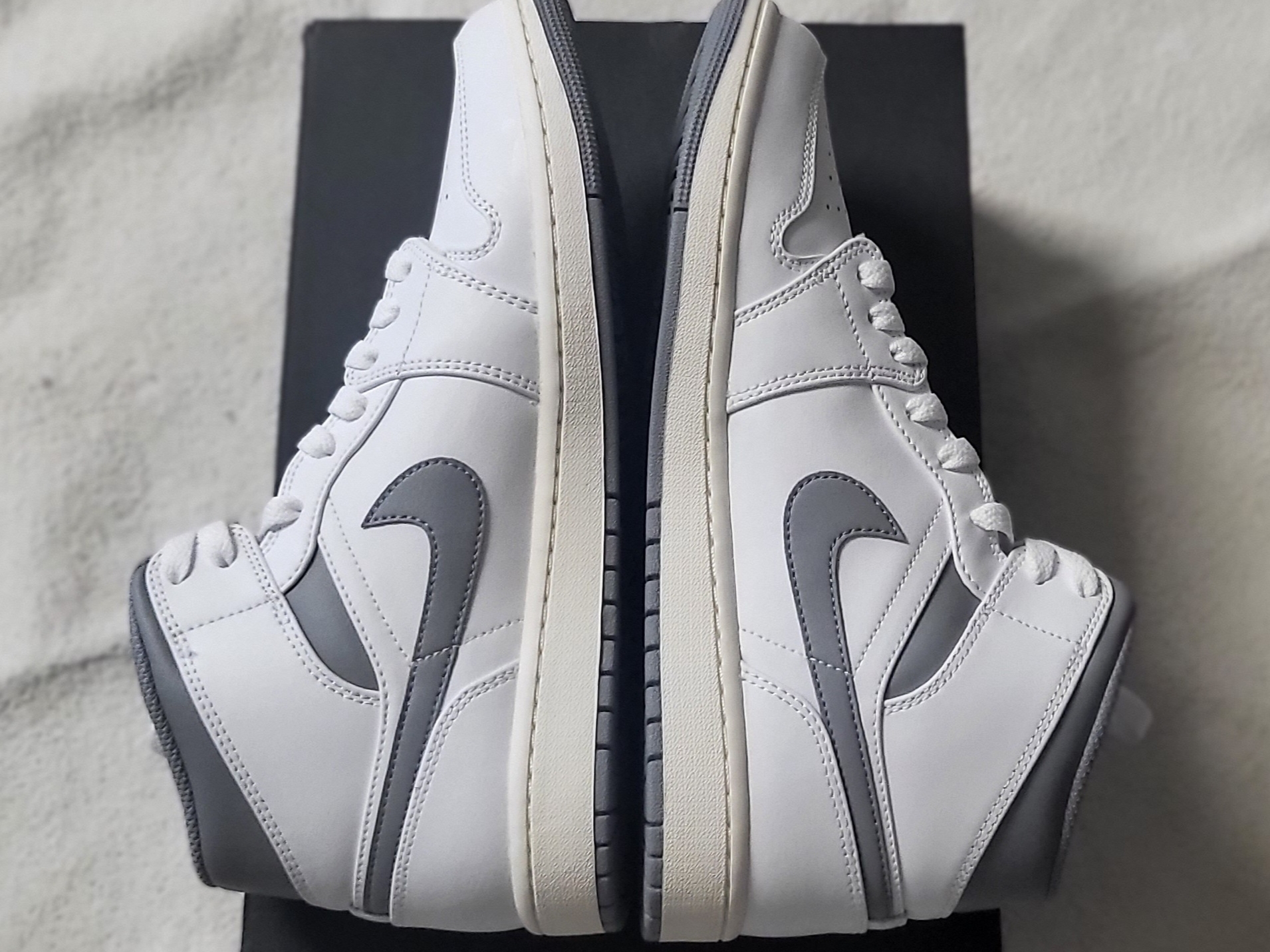 Jordan 1 Mid White Stealth 착용 스타일 - 5