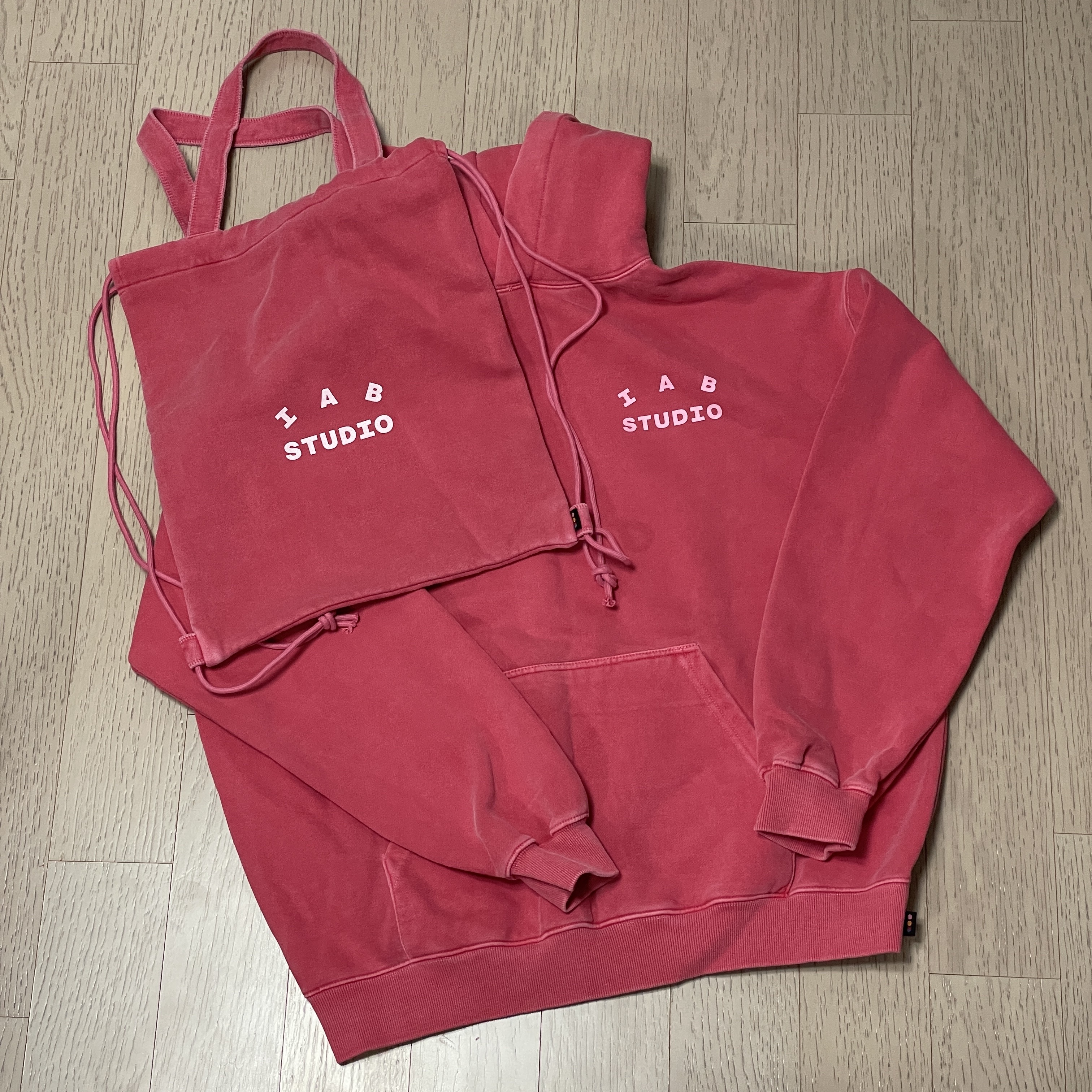 IAB Studio Pigment Hoodie & Sack Coral 착용 스타일 - 1