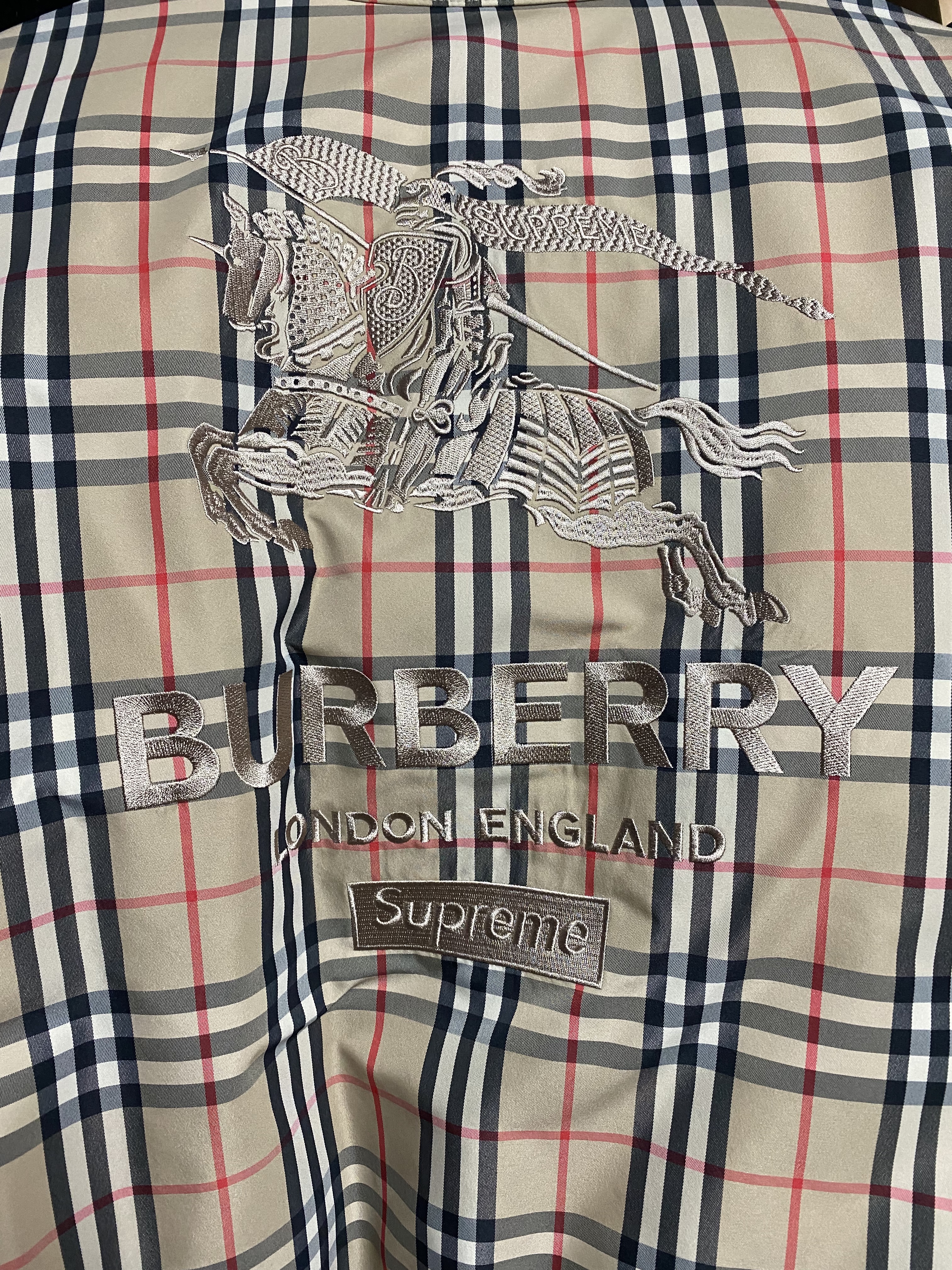 Supreme x Burberry Shearling Collar Down Puffer Jacket Beige - 22SS 착용 스타일 - 4