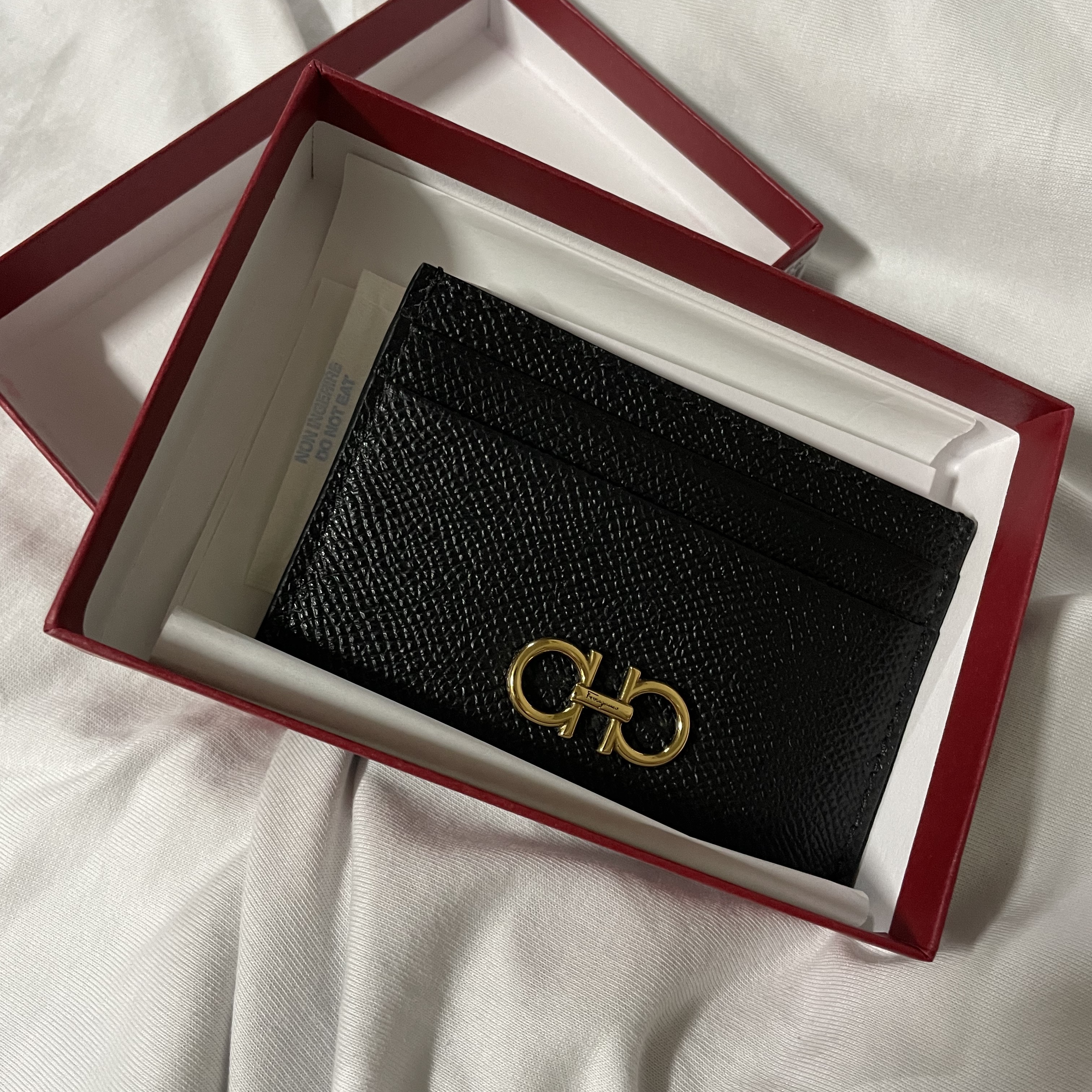 Ferragamo Gancini Credit Card Holder Black 착용 스타일