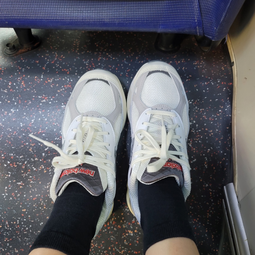 New Balance 990v3 Made in USA Sea Salt 착용 스타일 - 4