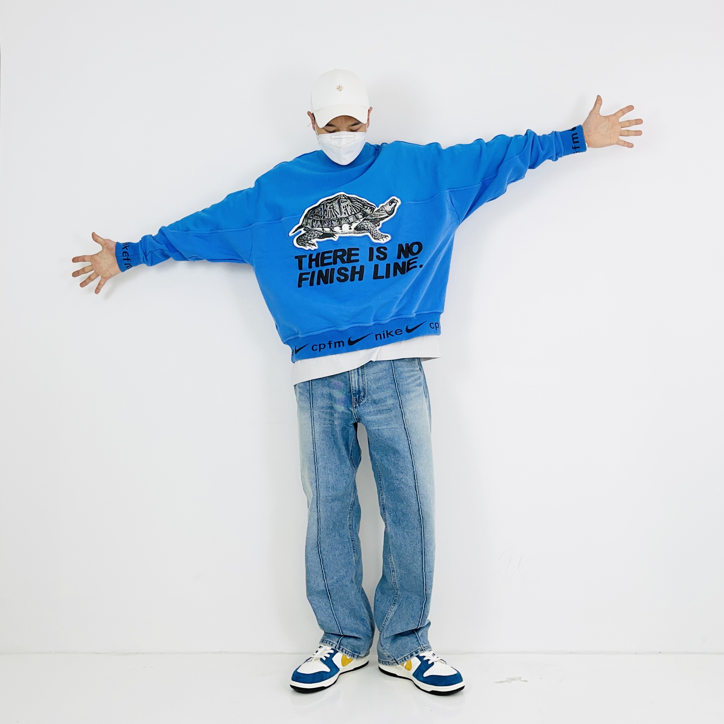 Nike x Kasina Dunk Low 80's Bus, Nike x Cactus Plant Flea Market Fleece Crewneck Blue 착용 스타일 - 3