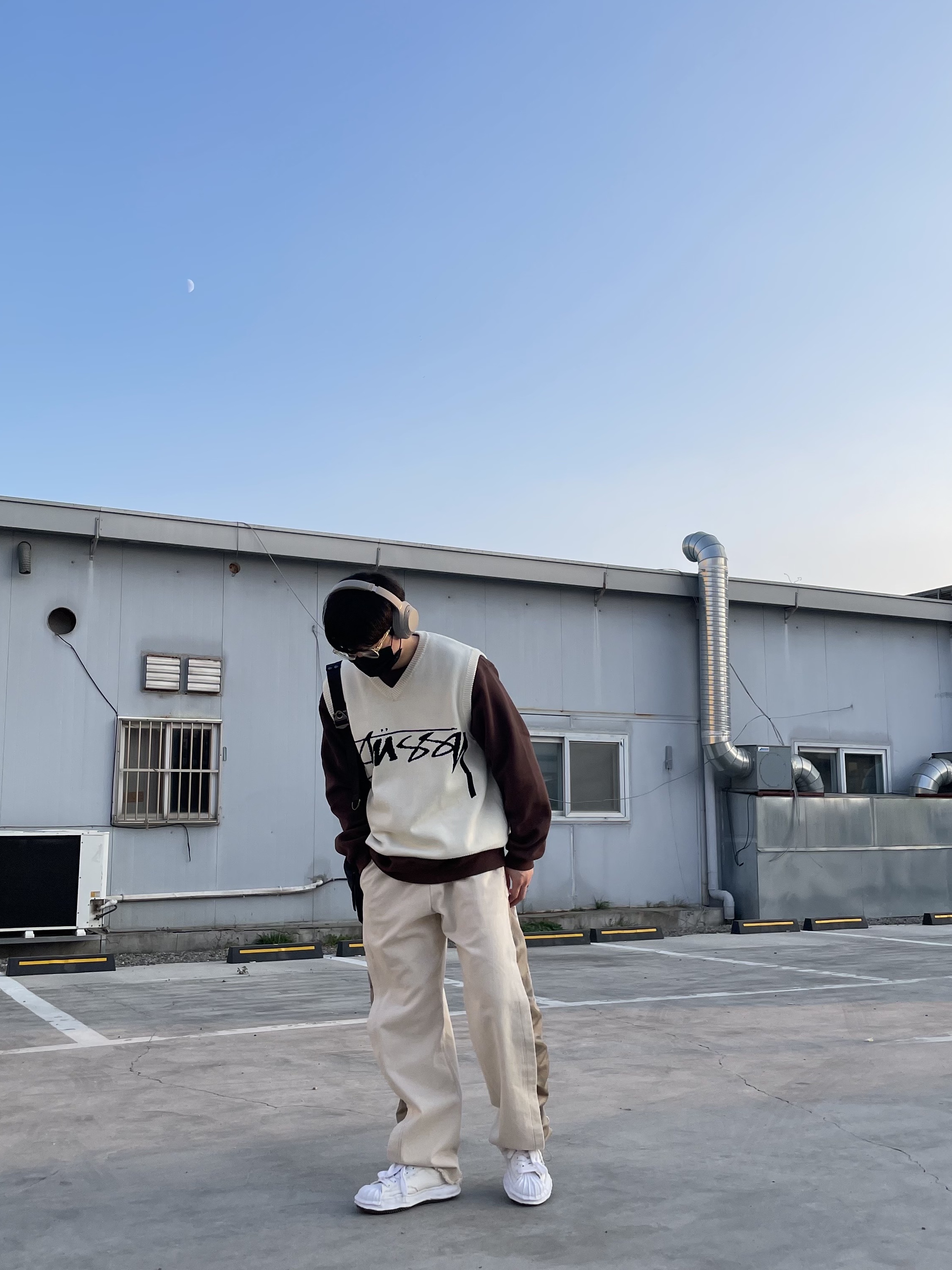 Maison Mihara Yasuhiro Blakey OG Sole Leather Low-top Sneakers White, Stussy Sweater Vest Natural 착용 스타일 - 3