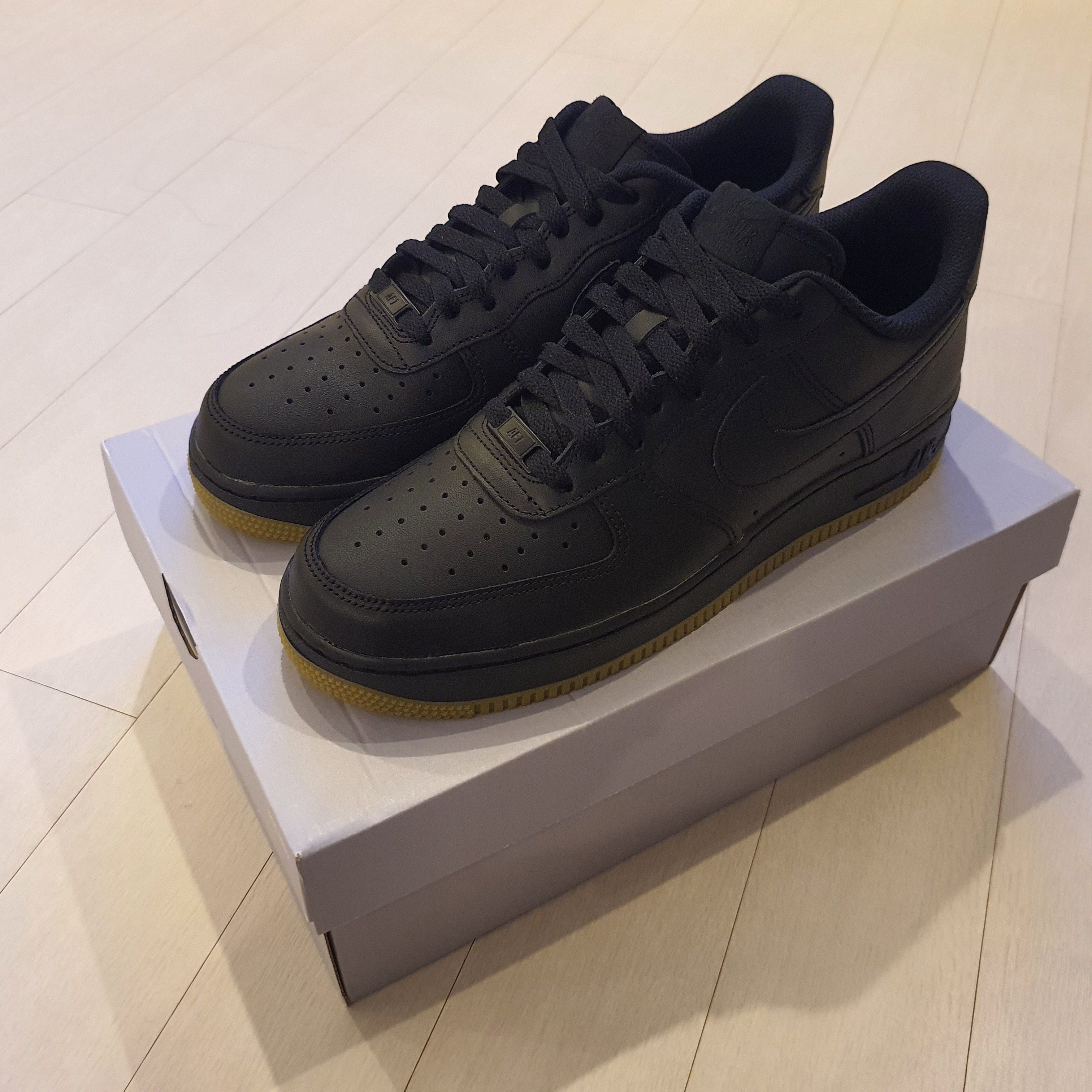 Nike Air Force 1 '07 Black Gum Light Brown, Nike Air Force 1 '07 Low Triple Black 착용 스타일 - 2