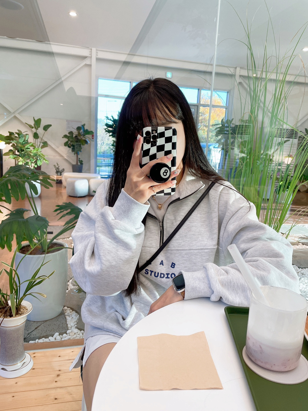Wooyoungmi White Embroidered Logo Ball Cap Black, IAB Studio Half Zip Pullover Light Gray 착용 스타일 - 2