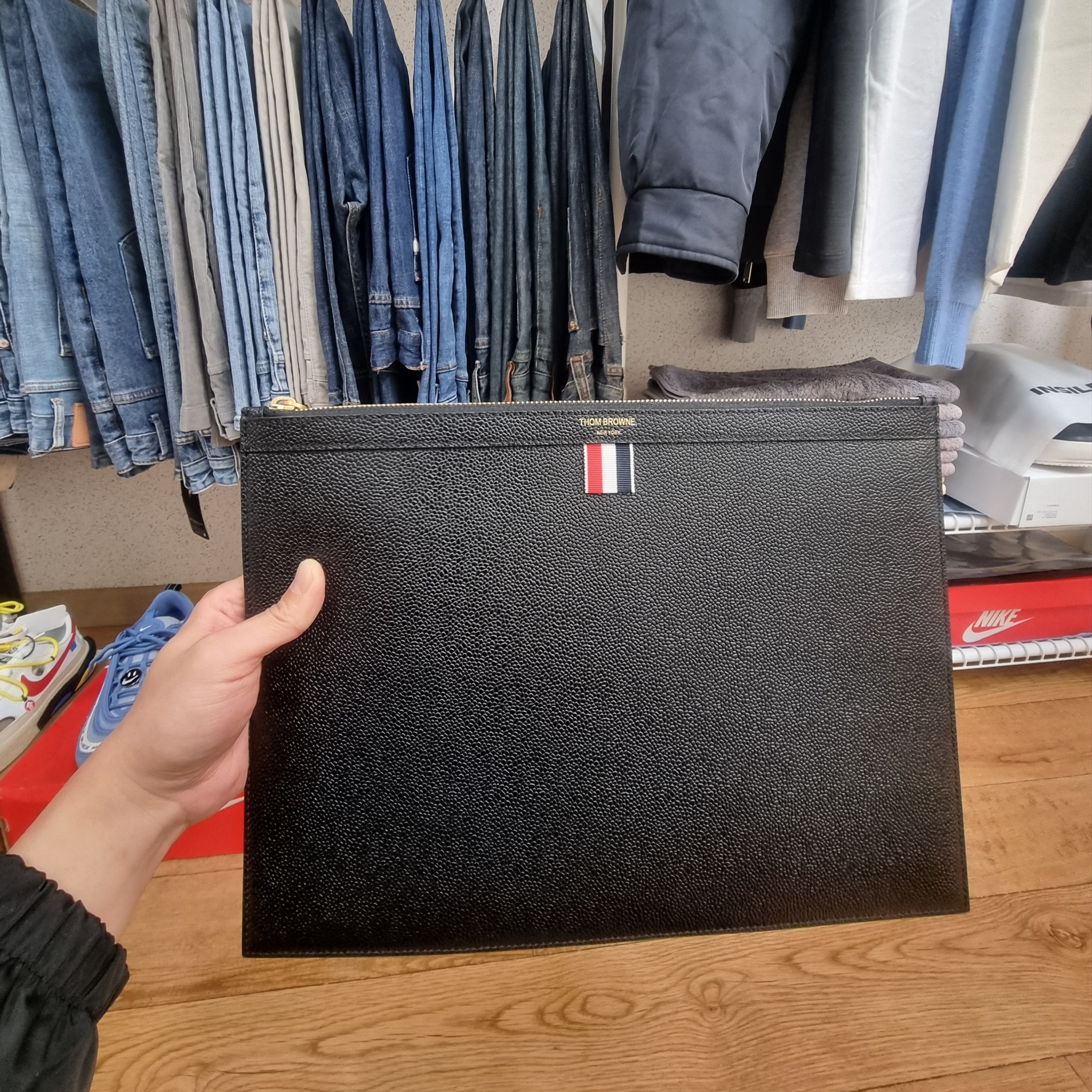 Thom Browne Medium Document Holder Black, Nike Air Max 97 Have a Nike Day Indigo Storm 착용 스타일