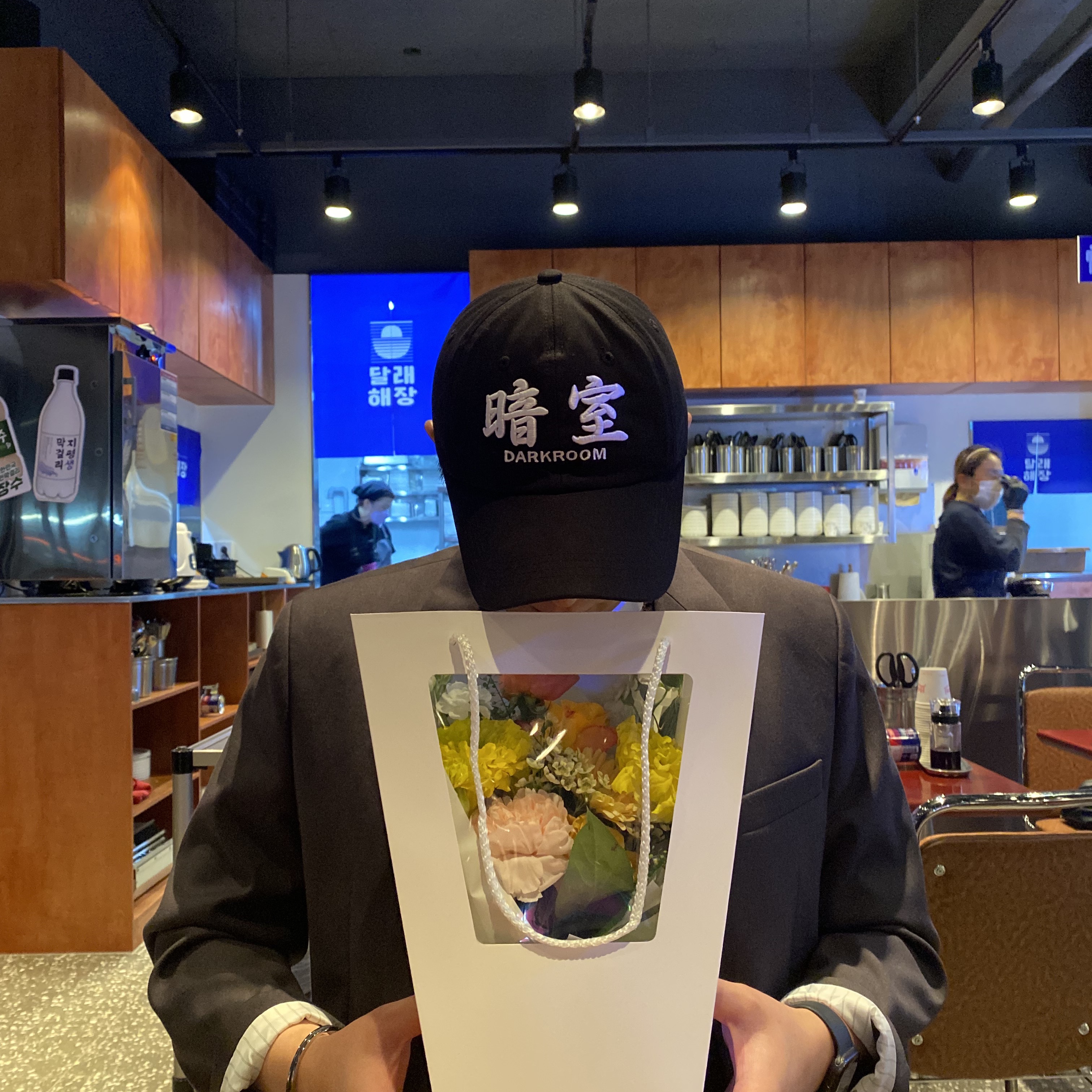 Darkr8m Studio White Logo Cap 착용 스타일