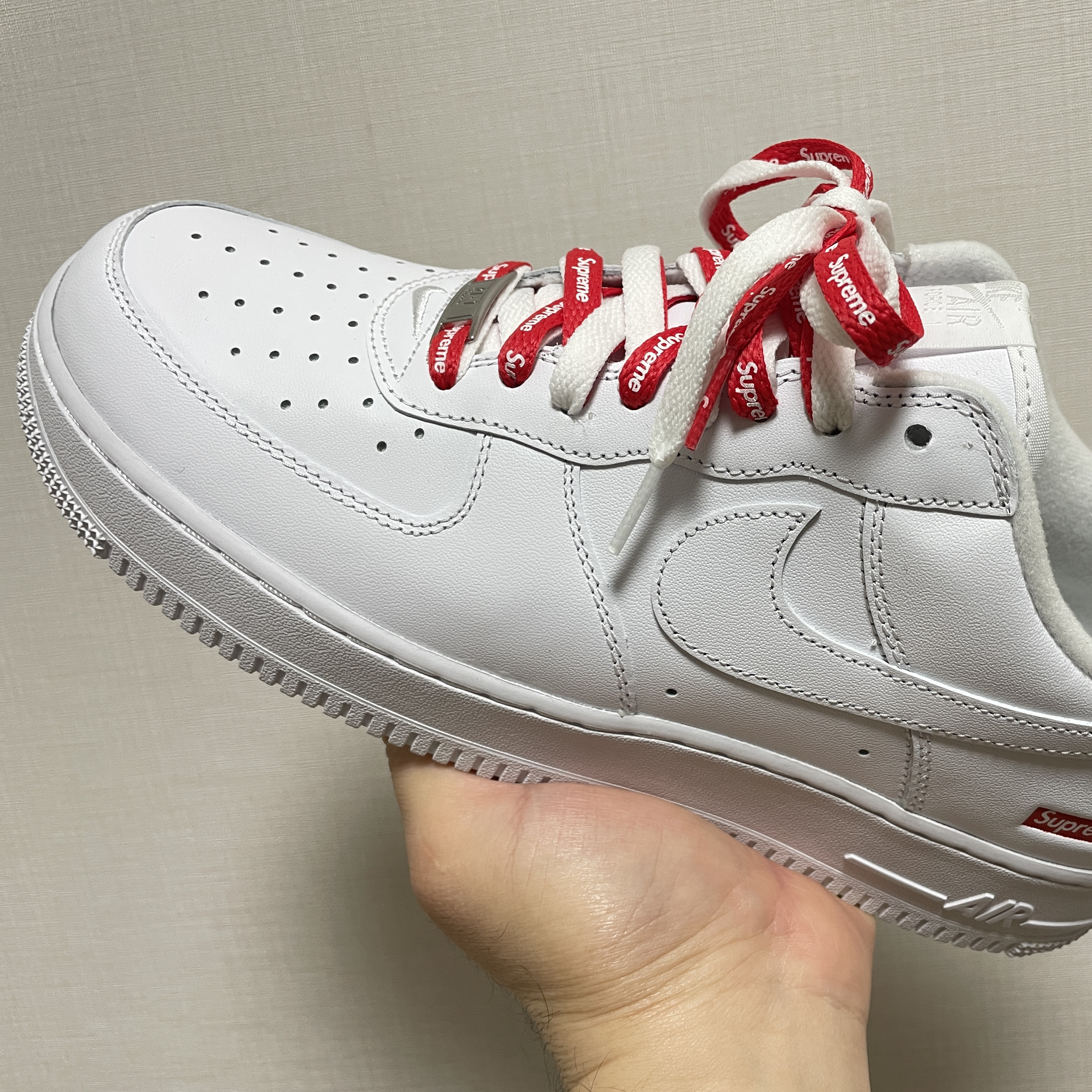 Nike x Supreme Air Force 1 Low White 착용 스타일 - 1
