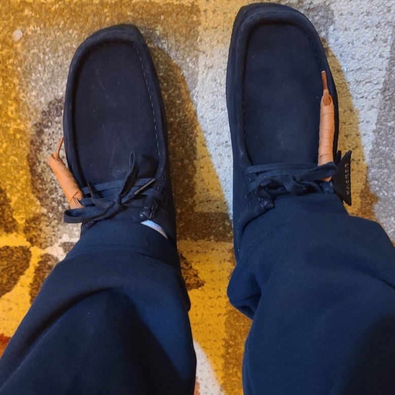 Clarks Wallabee Black Suede 착용 스타일 - 2