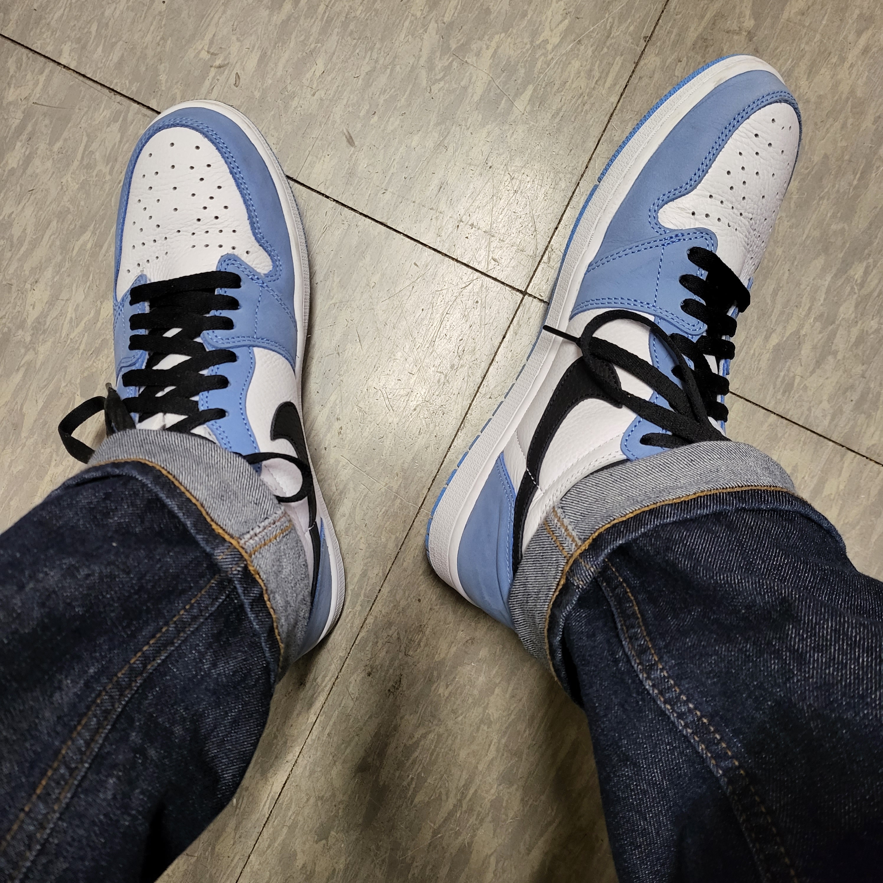 Jordan 1 Retro High OG University Blue 착용 스타일 - 1