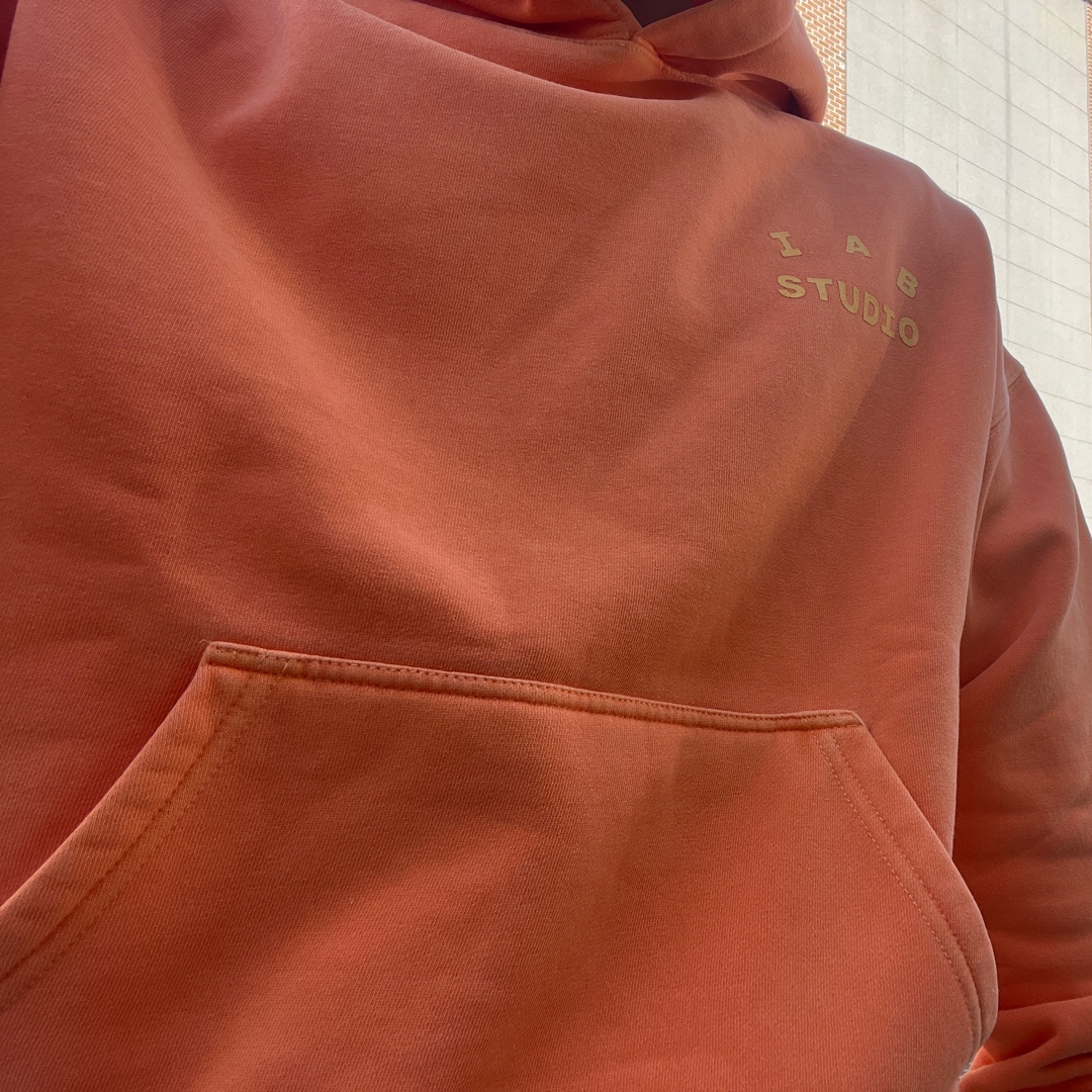 IAB Studio Pigment Hoodie & Sack Salmon 착용 스타일