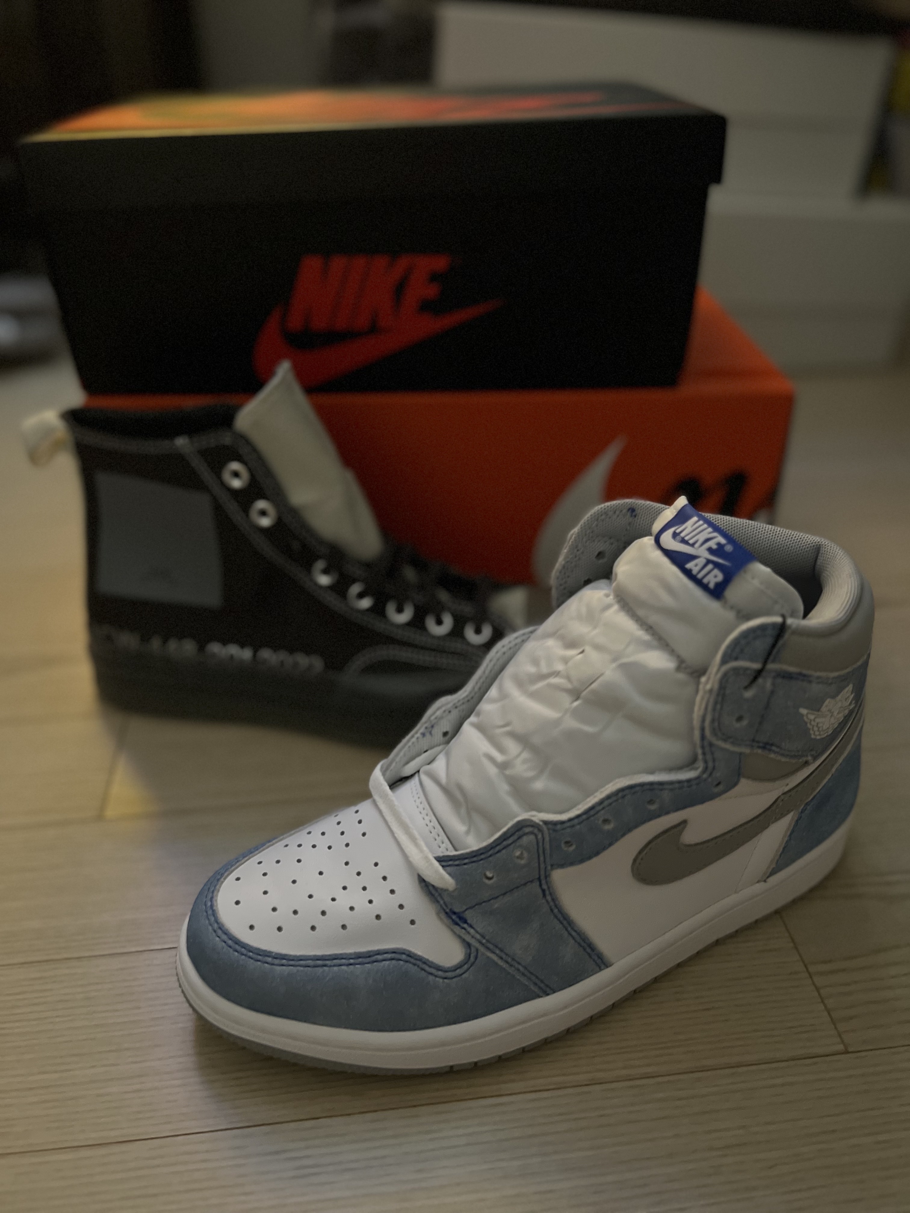 Jordan 1 Retro High OG Hyper Royal, Converse x A-Cold-Wall Chuck 70 Hi Pavement 착용 스타일