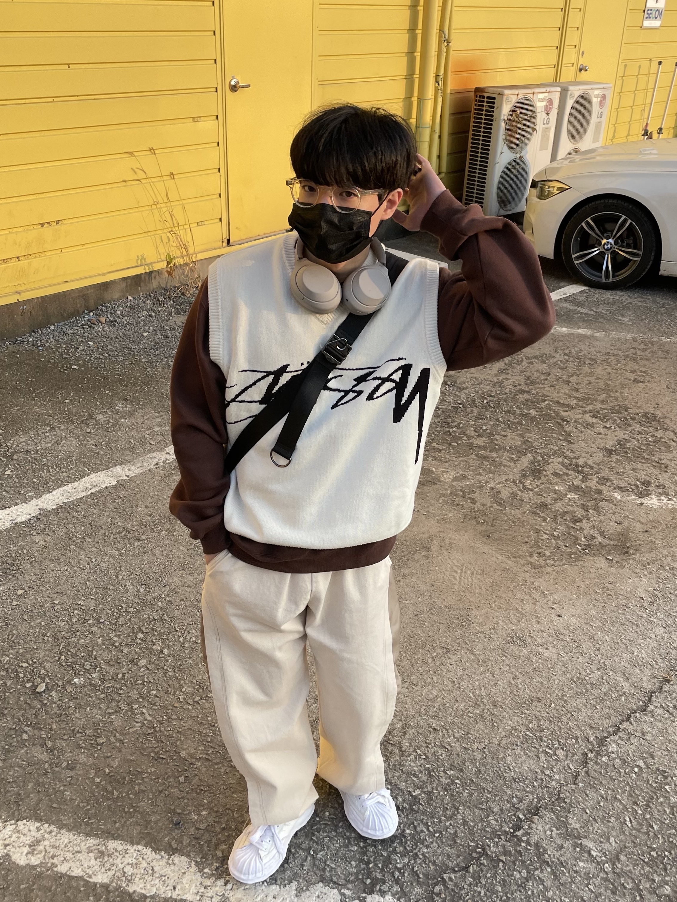 Maison Mihara Yasuhiro Blakey OG Sole Leather Low-top Sneakers White, Stussy Sweater Vest Natural 착용 스타일 - 1