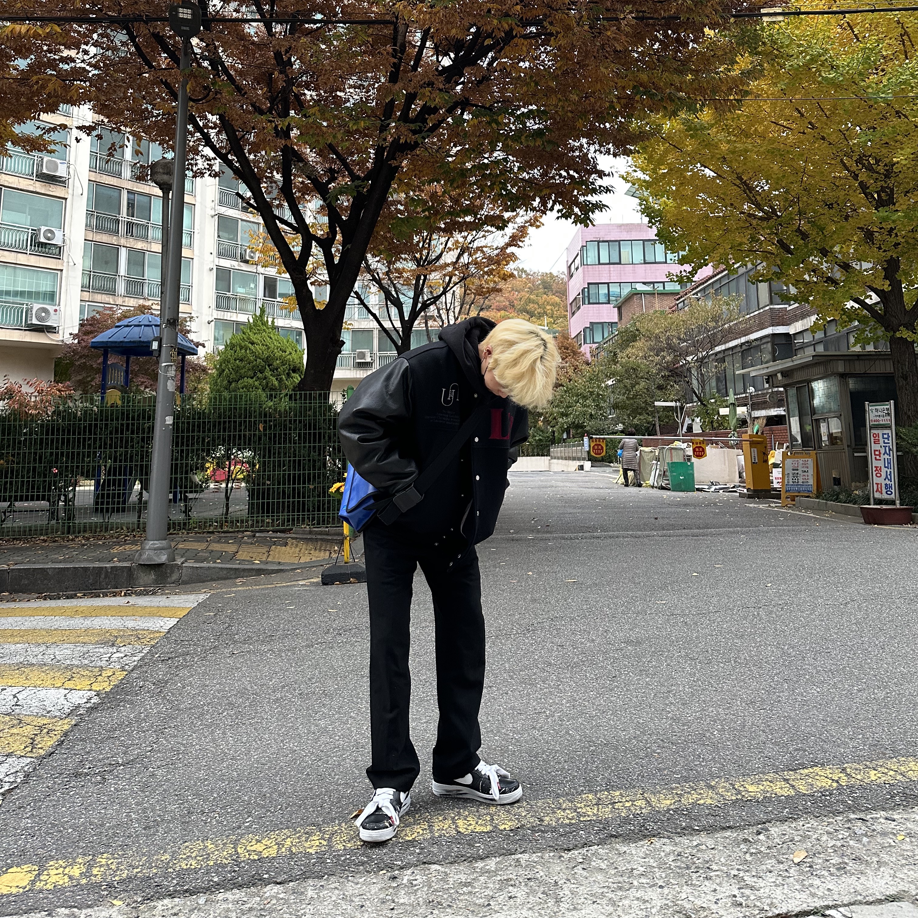 Undermycar Operation Chromite Kerberos Oversized Varsity Jacket Ox Blood - 22FW, Ader Error Small Trace Esty Messanger Bag Z-Blue 착용 스타일 - 1