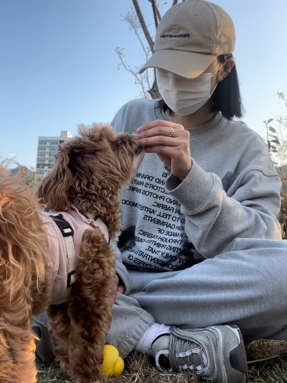 The Museum Visitor Heart Sprayed Sweatshirt Grey - 22PF 착용 스타일 - 3