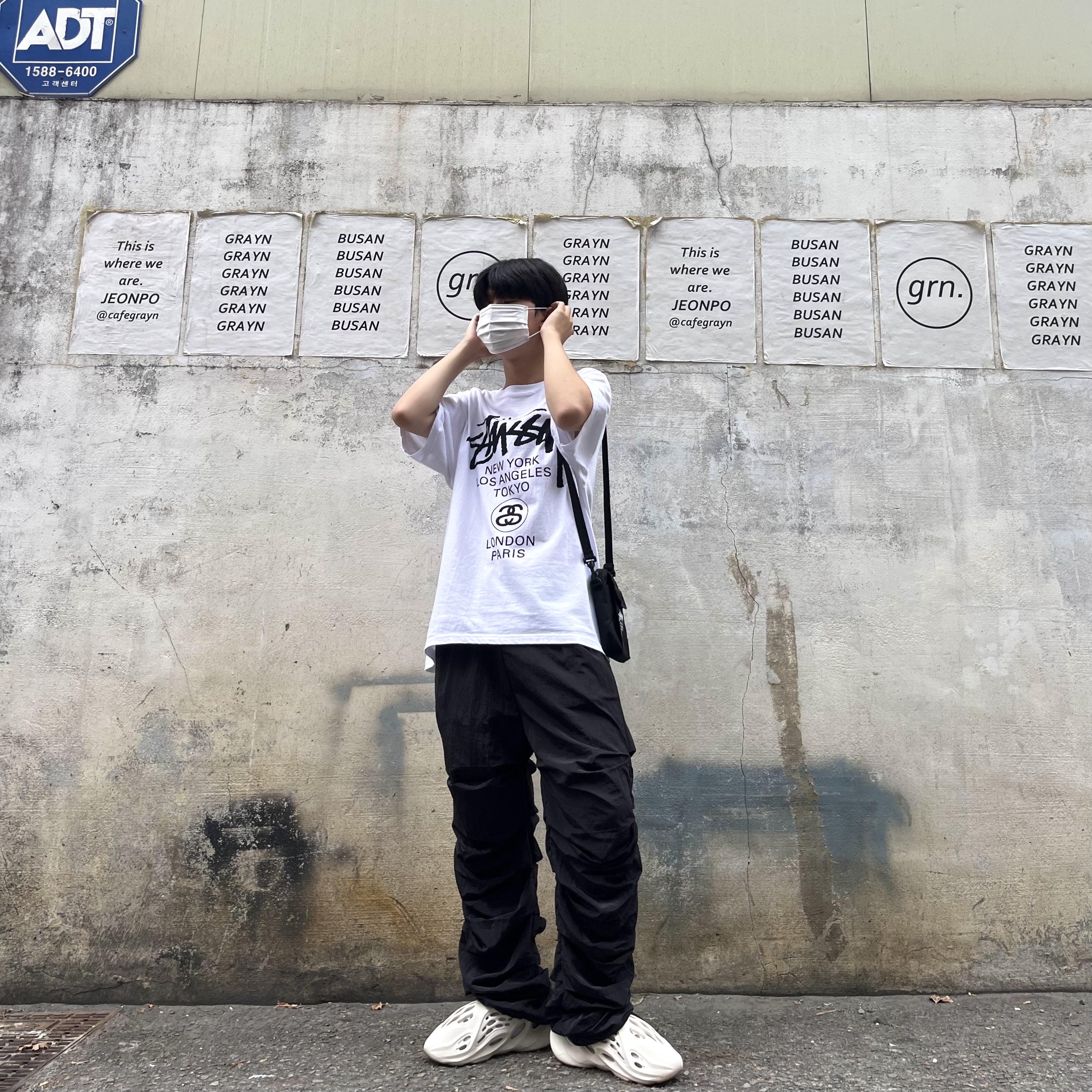 Adidas Yeezy Foam RNNR Ararat, Stussy World Tour T-Shirt White 착용 스타일 - 2