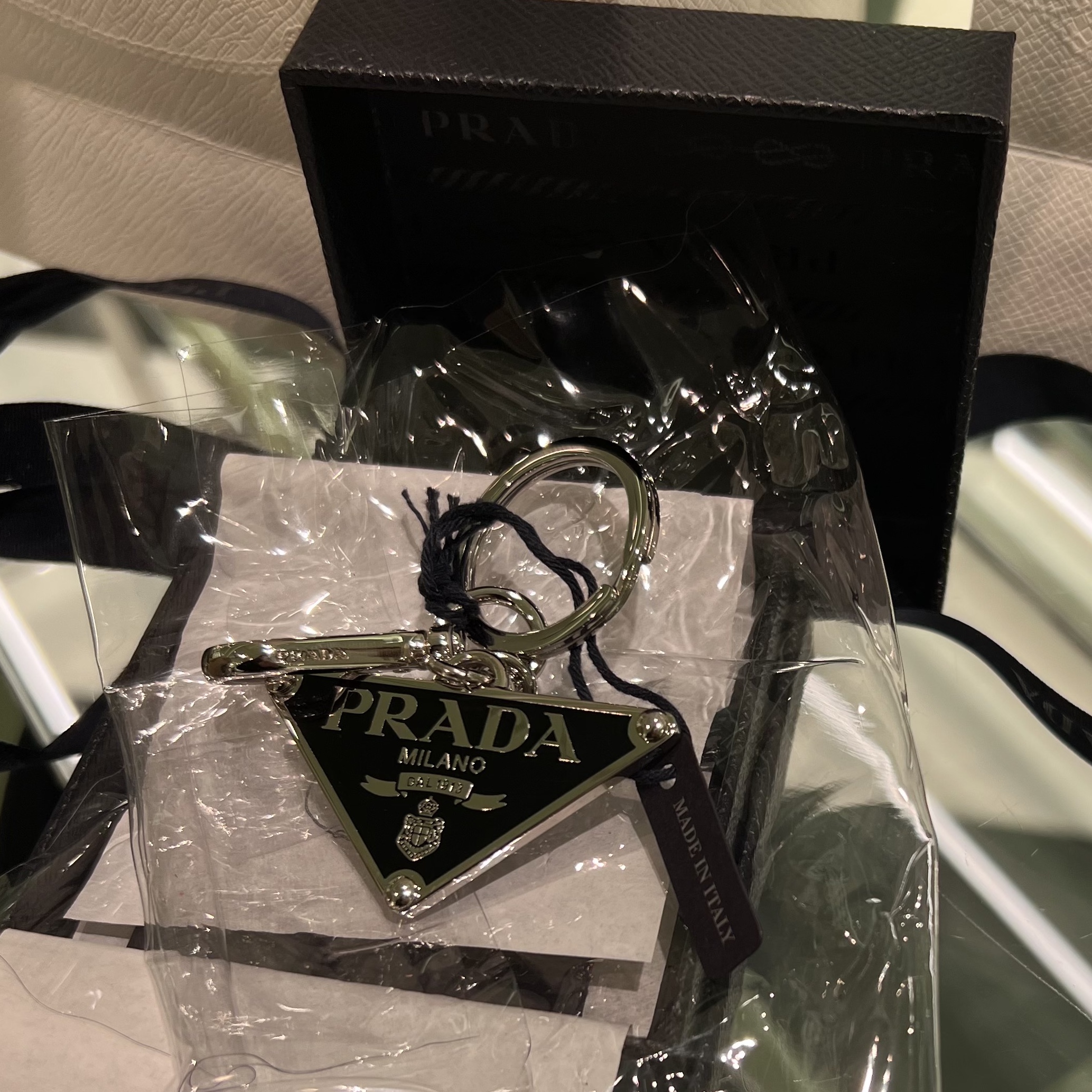 Prada Saffiano Leather Triangle Logo Keychain Black Gold 착용 스타일 - 1