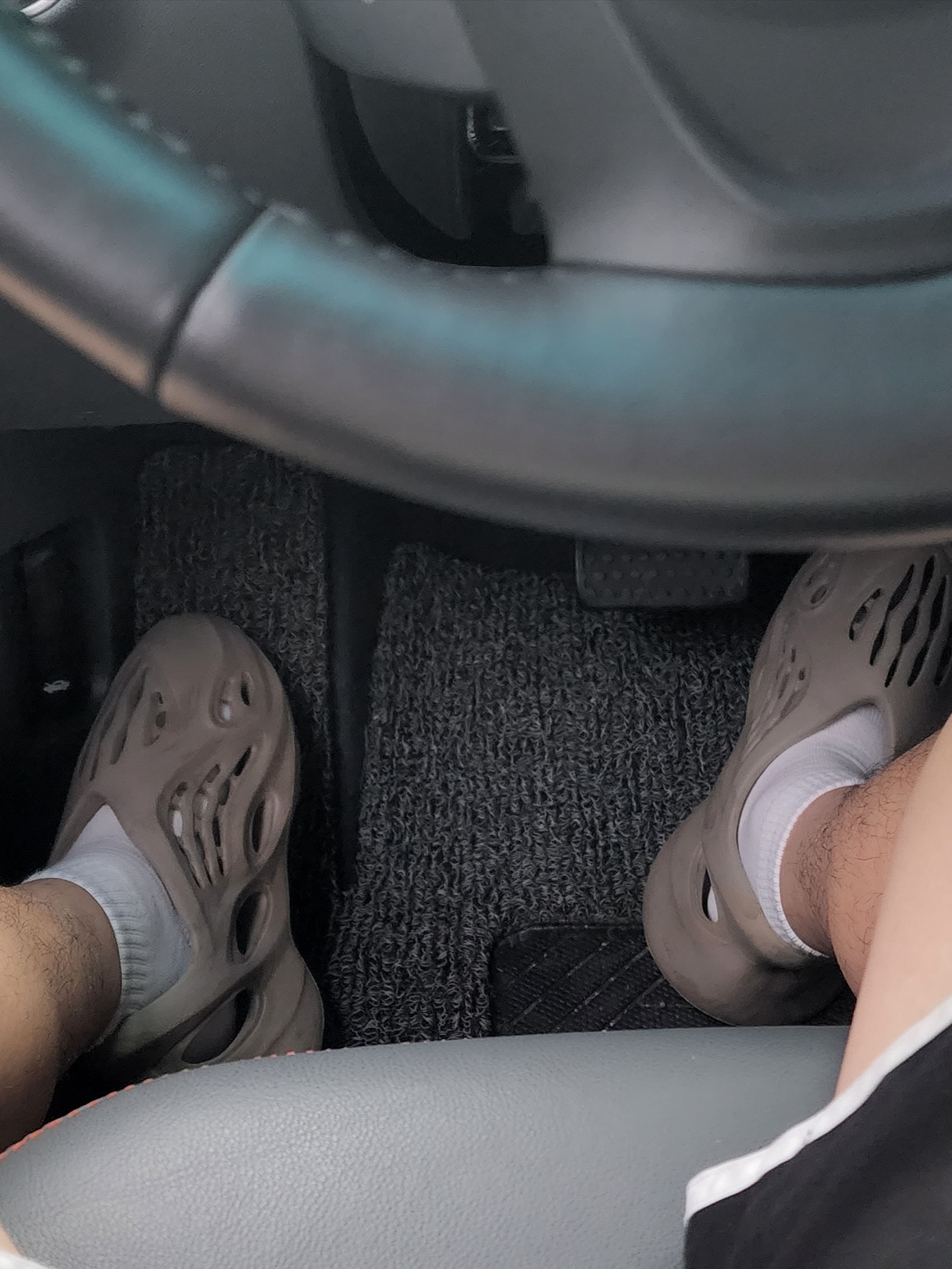 Adidas Yeezy Foam RNNR Stone Sage 착용 스타일 - 2
