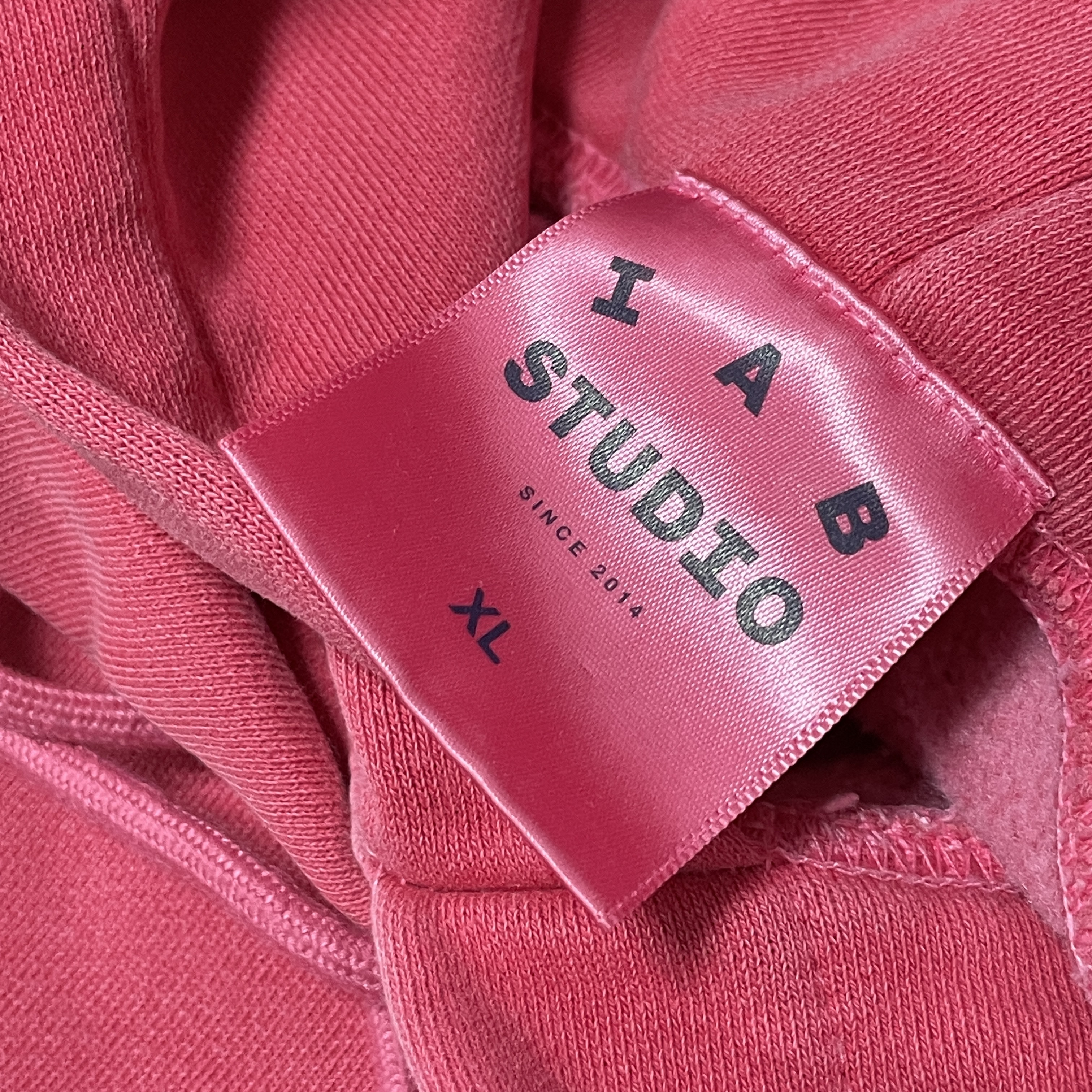 IAB Studio Pigment Hoodie & Sack Coral 착용 스타일 - 3