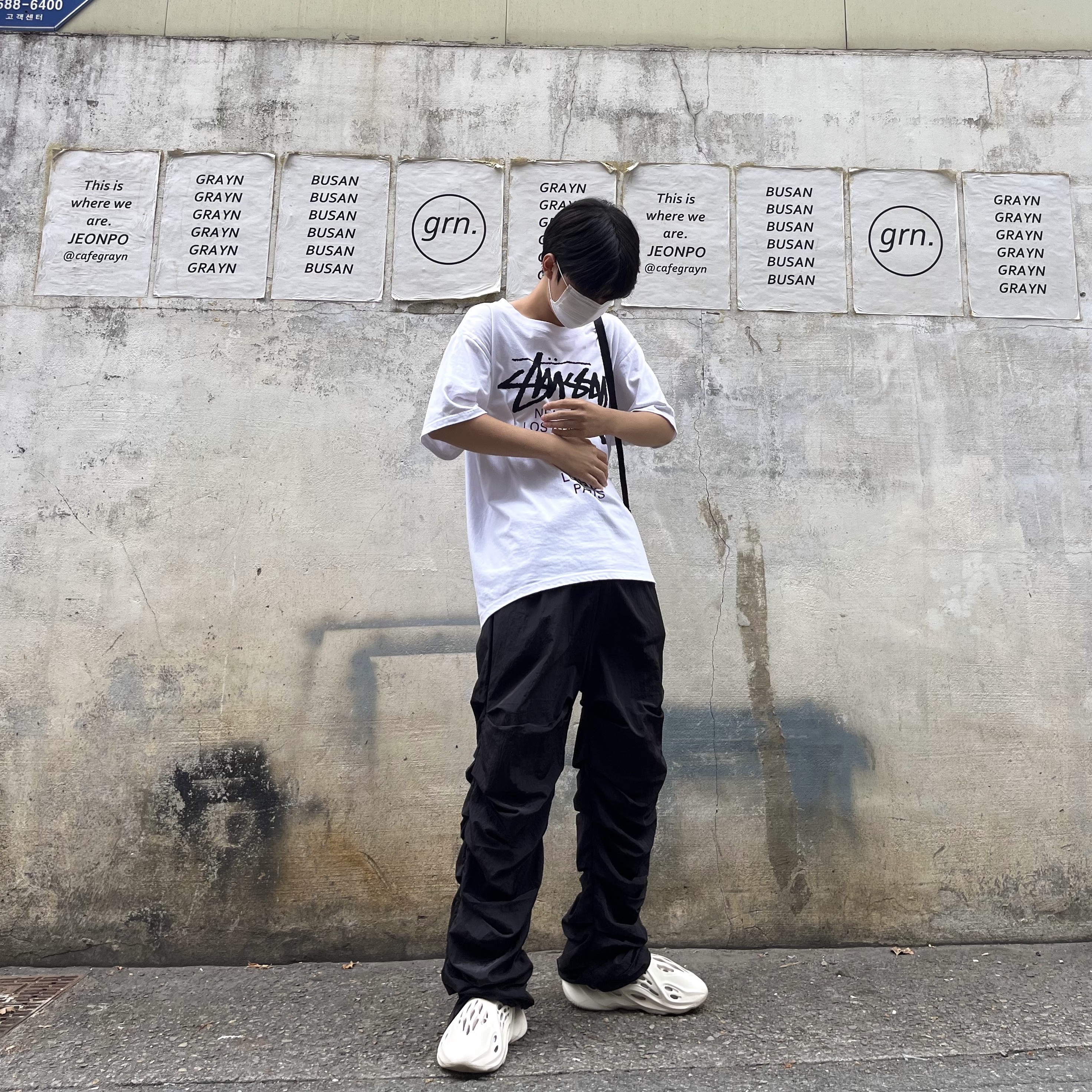 Adidas Yeezy Foam RNNR Ararat, Stussy World Tour T-Shirt White 착용 스타일 - 1