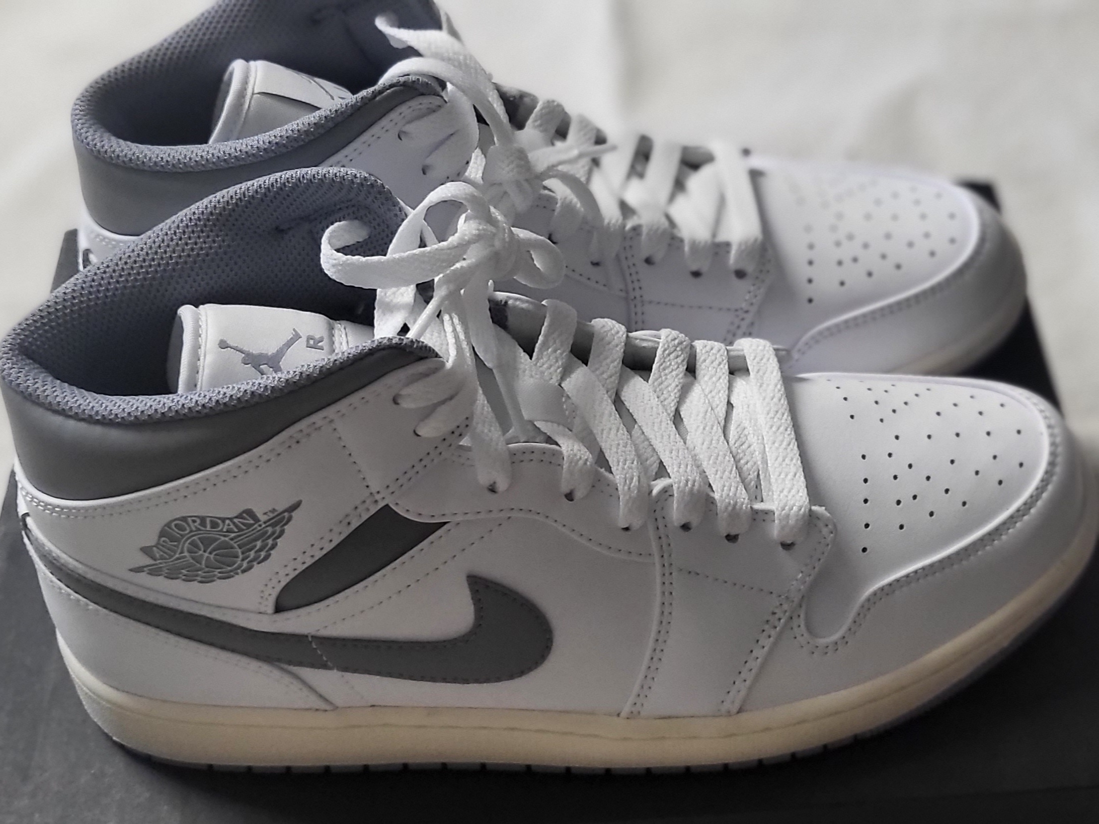 Jordan 1 Mid White Stealth 착용 스타일 - 3