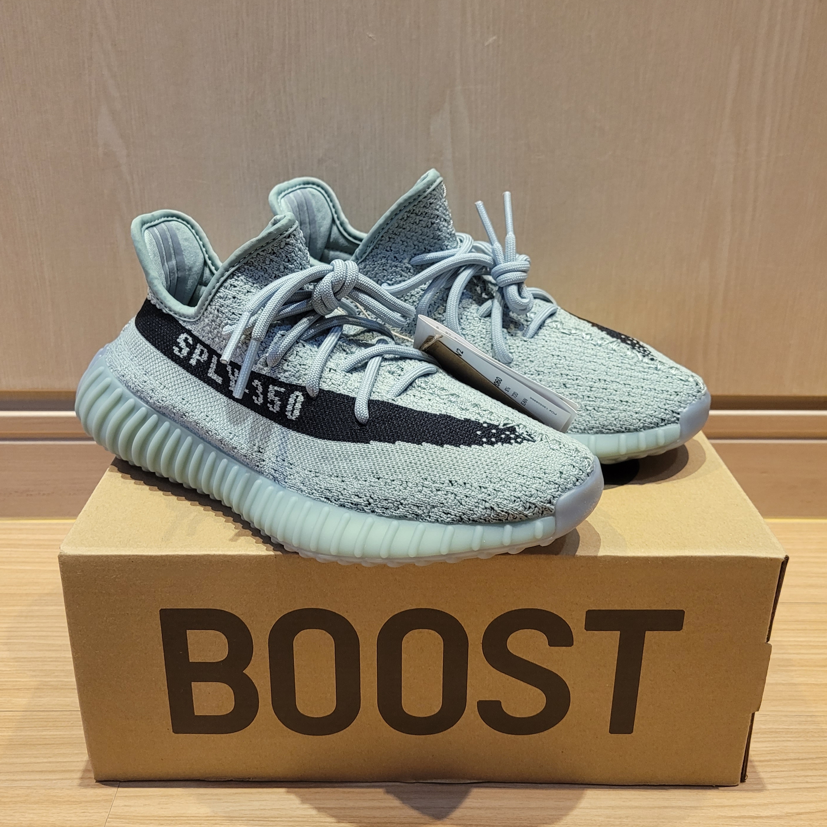 Adidas Yeezy Boost 350 V2 Salt Core Black 착용 스타일