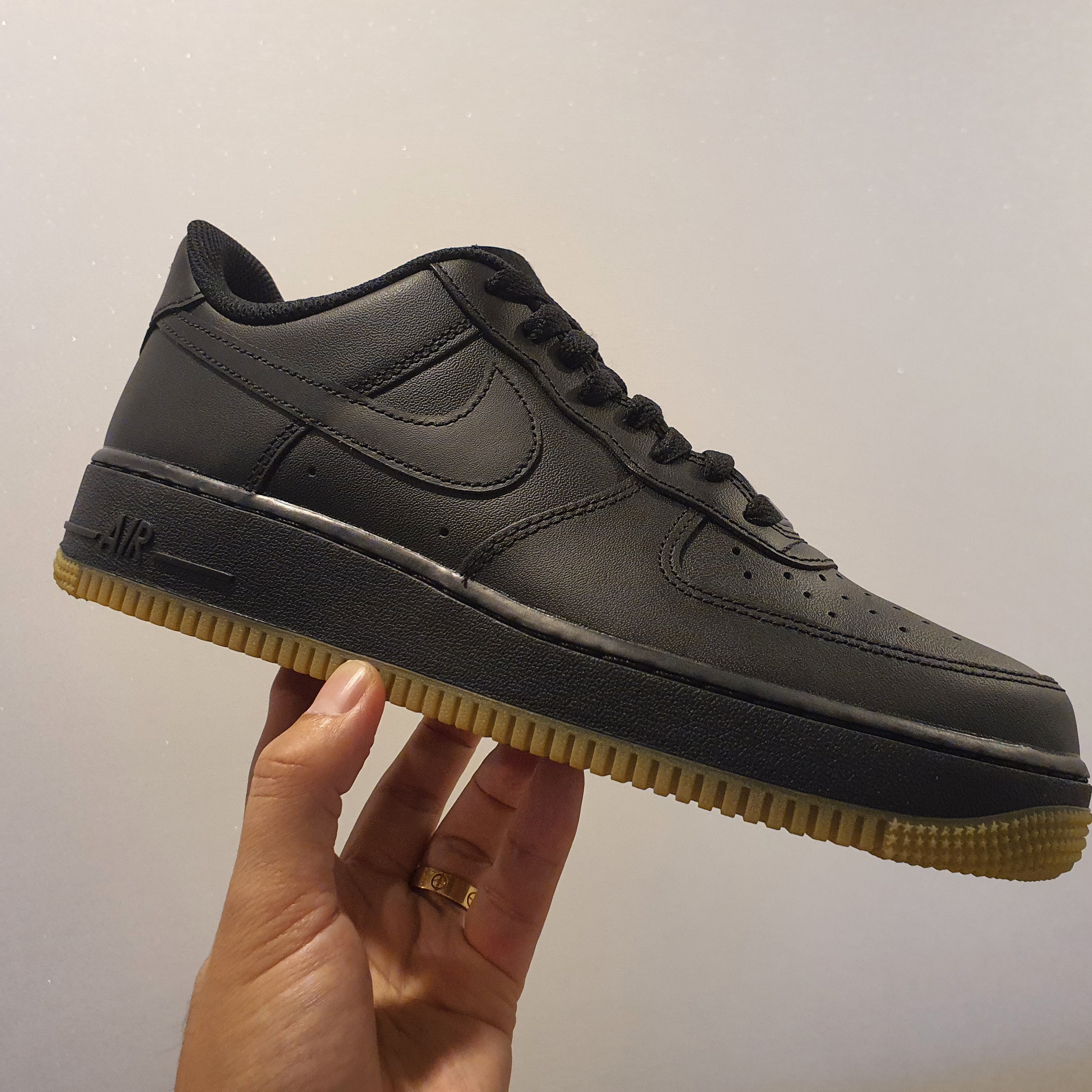 Nike Air Force 1 '07 Black Gum Light Brown, Nike Air Force 1 '07 Low Triple Black 착용 스타일 - 5