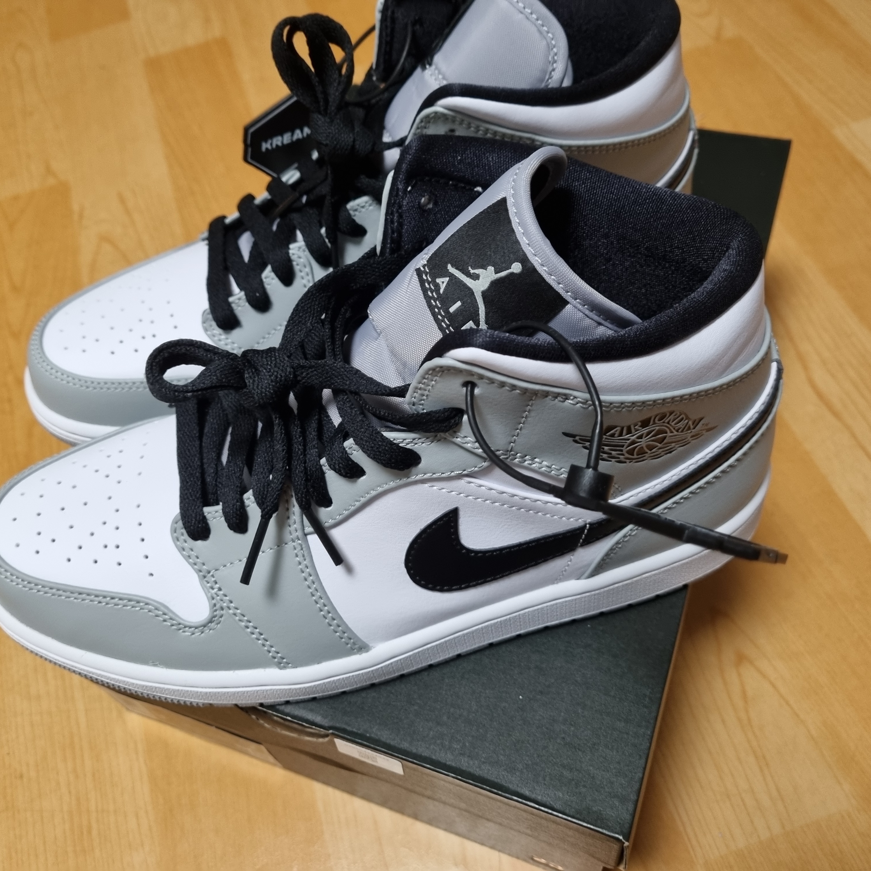 Jordan 1 Mid Light Smoke Grey 착용 스타일