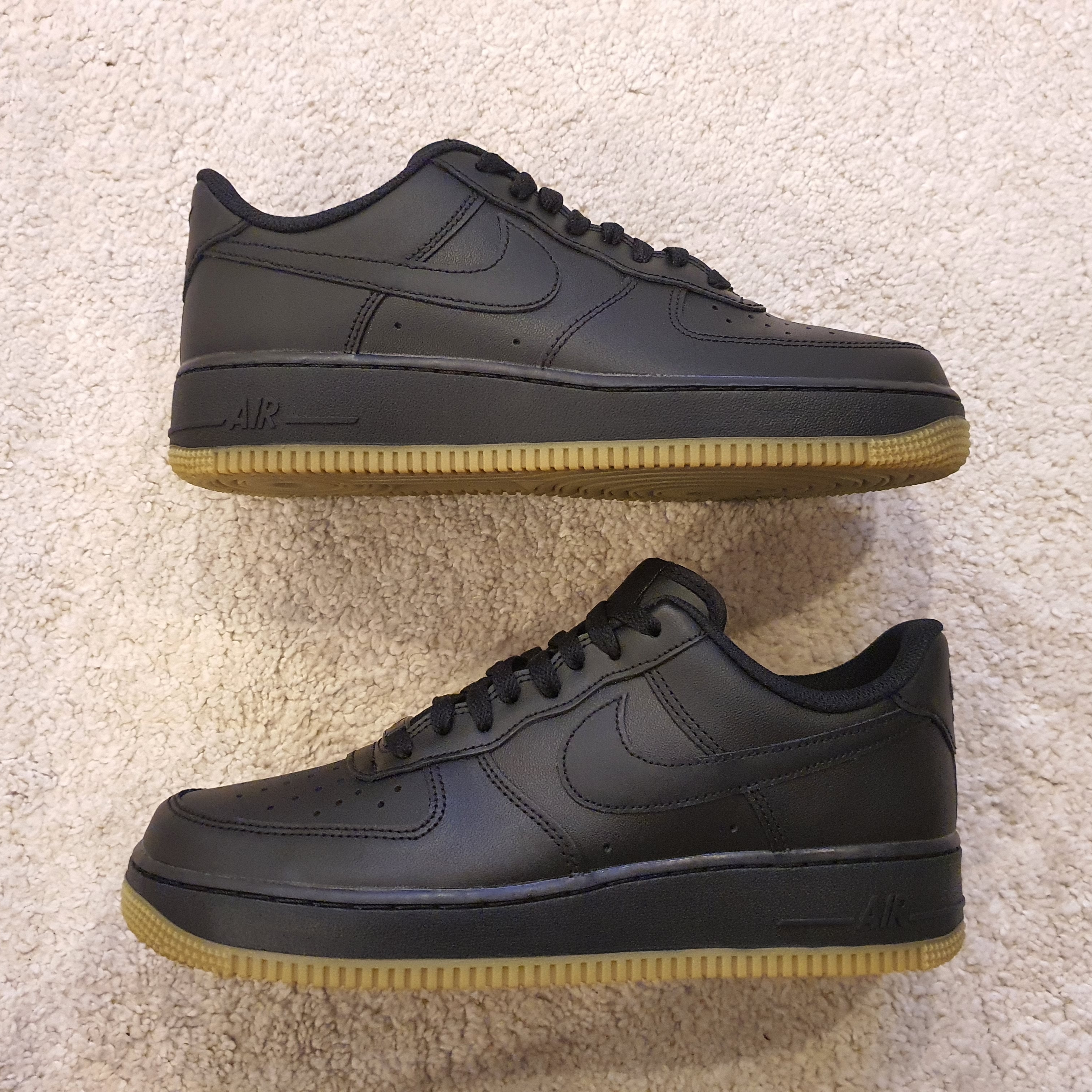 Nike Air Force 1 '07 Black Gum Light Brown, Nike Air Force 1 '07 Low Triple Black 착용 스타일 - 1