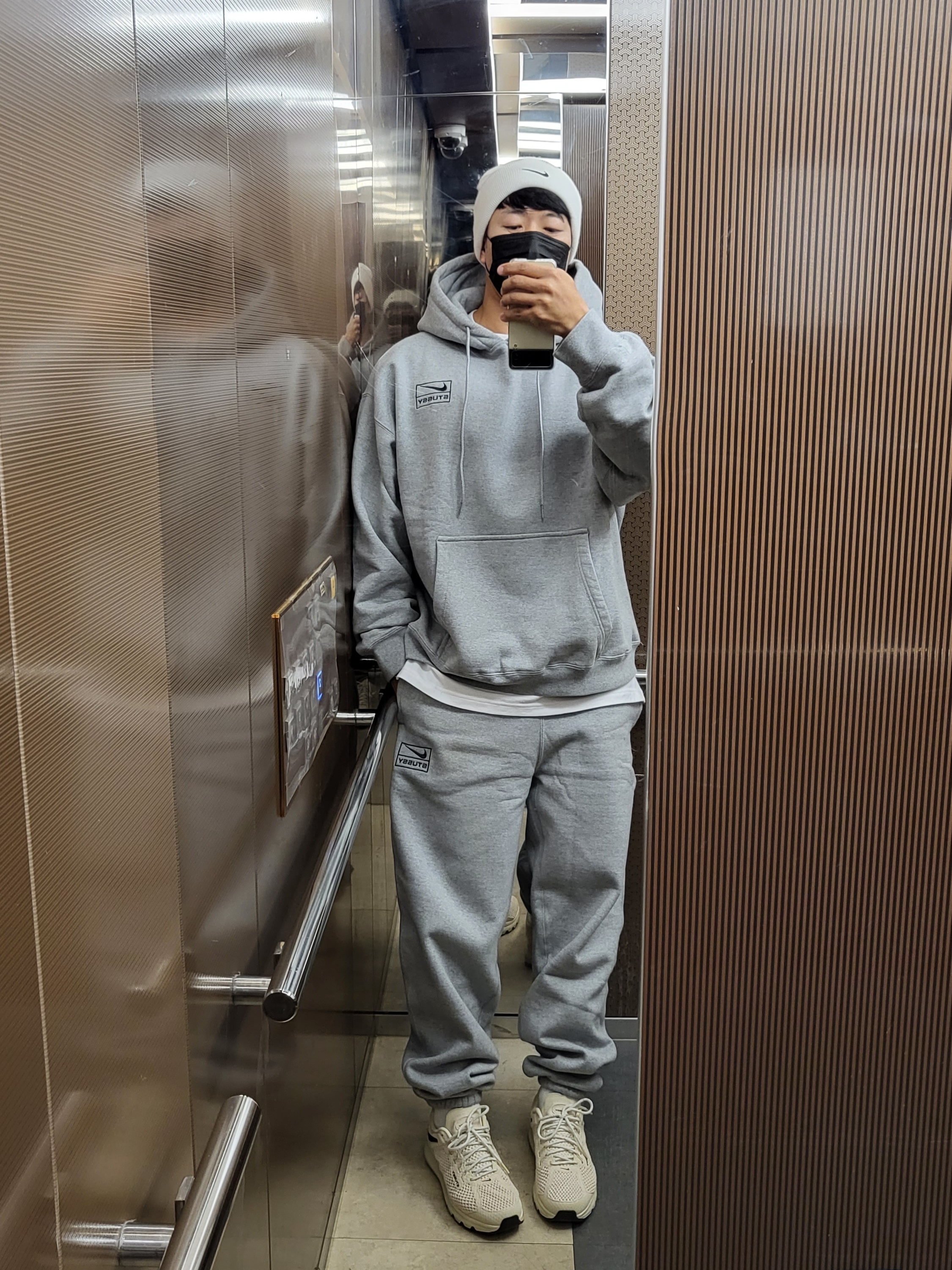 Nike x Stussy NRG RA Pullover Hoodie Dark Grey Heather (DJ9488-063), Nike x Stussy NRG RA Fleece Pants Dark Grey Heather (DJ9490-063) 착용 스타일